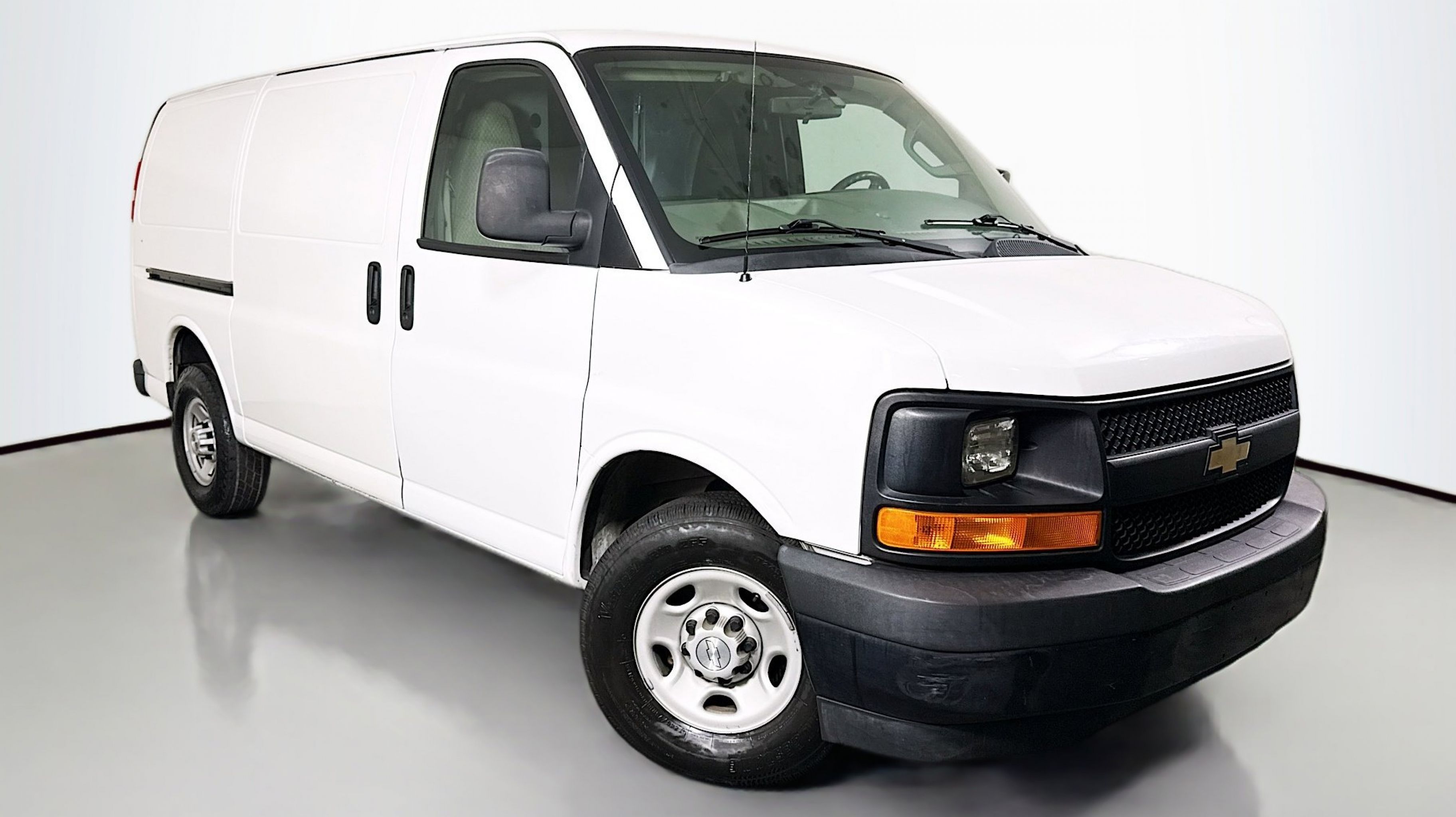 2017 Chevrolet Express 2500 Work Van HD's photo
