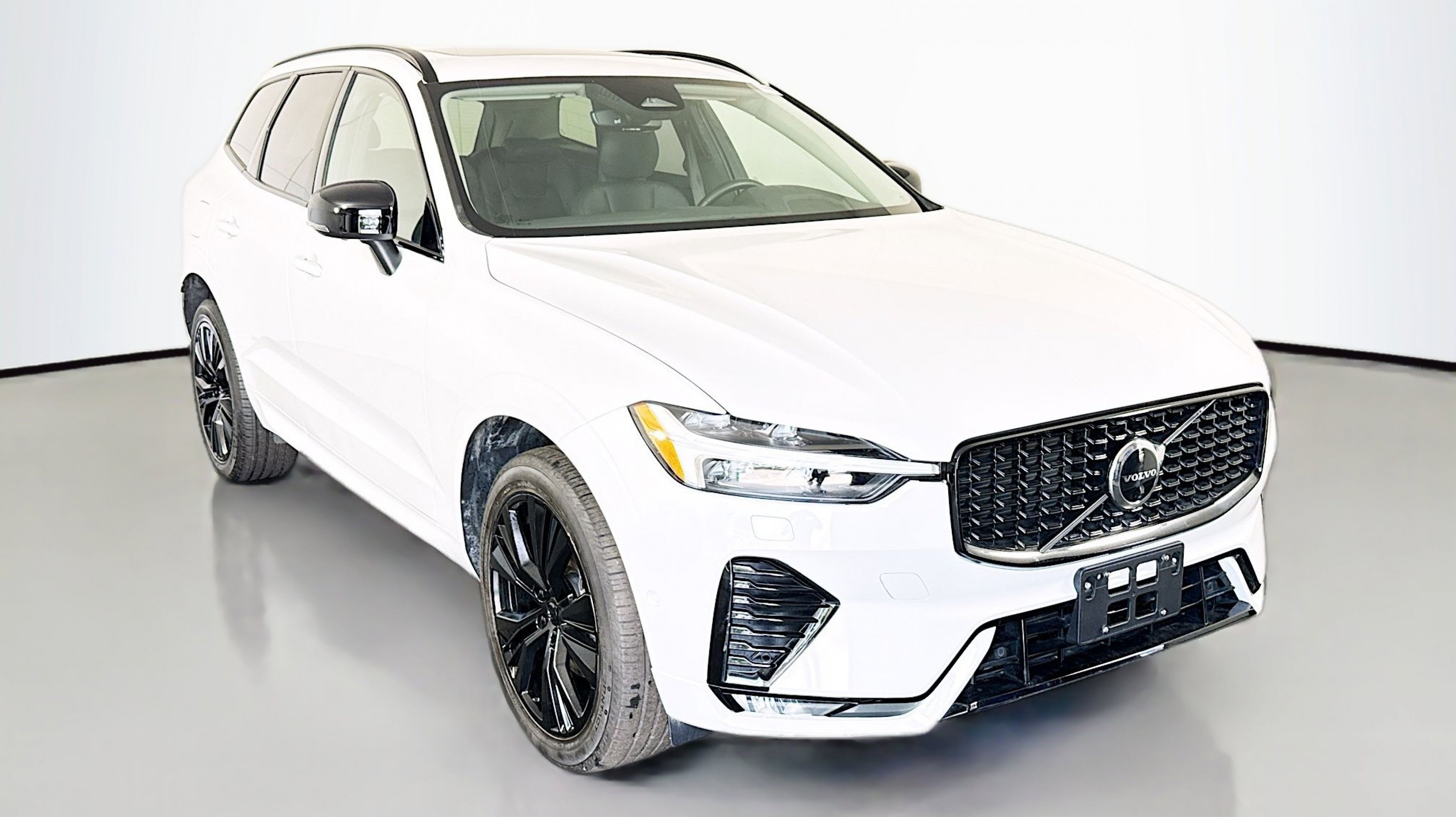 2023 Volvo XC60 B5 Plus Dark Theme AWD's photo