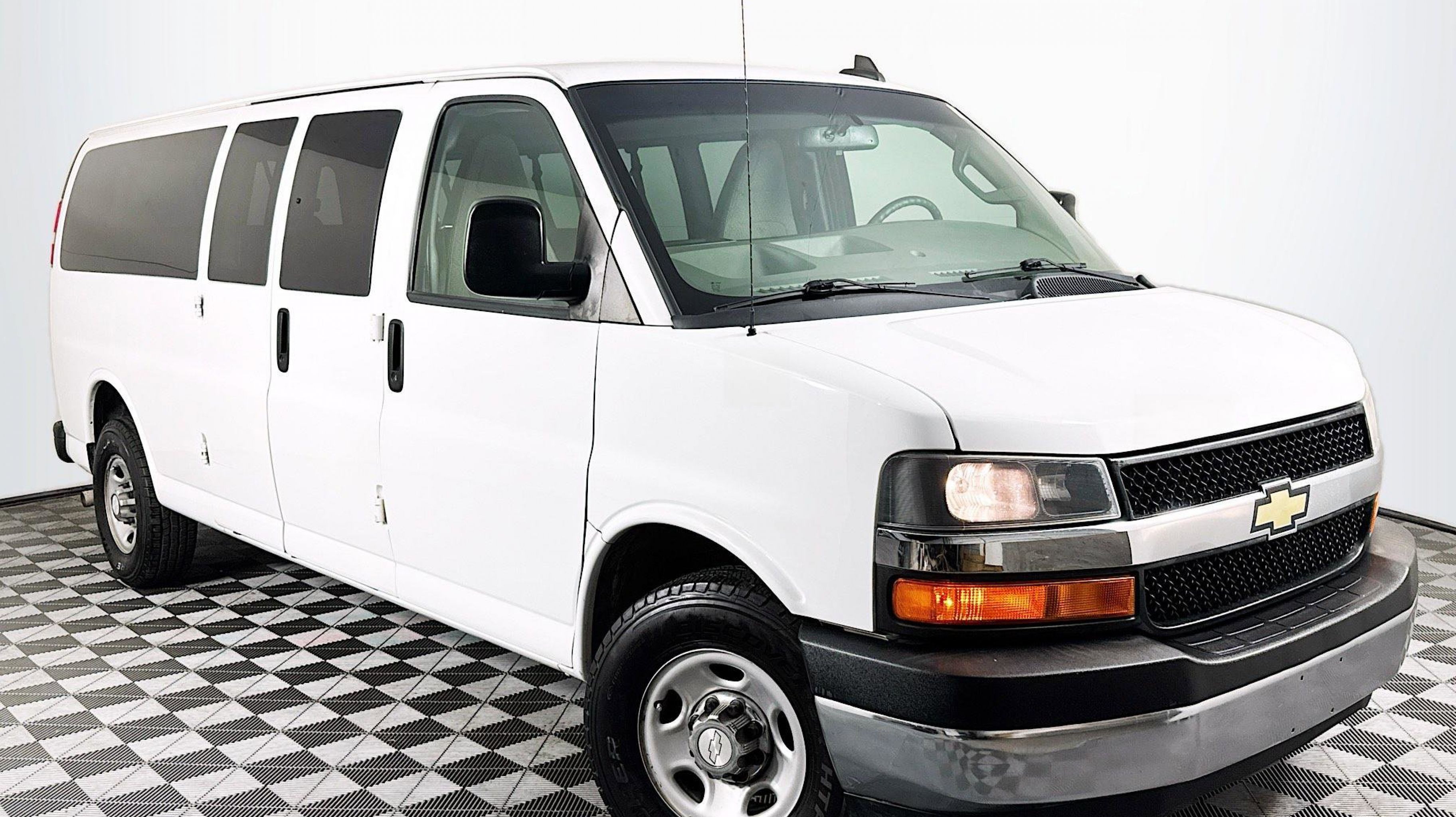 2018 Chevrolet Express Passenger's photo