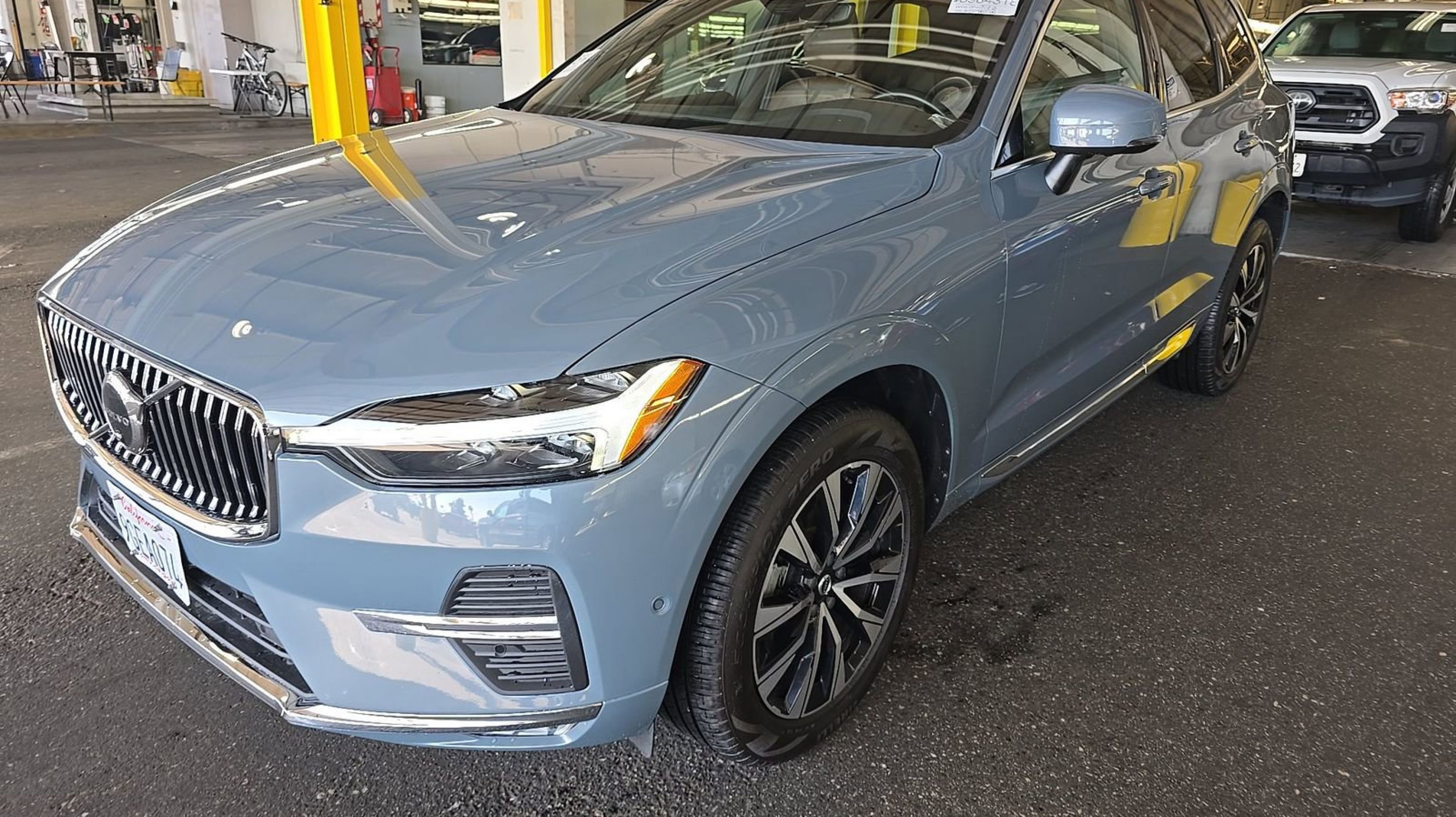 2023 Volvo XC60 B5 Plus Bright Theme FWD's photo