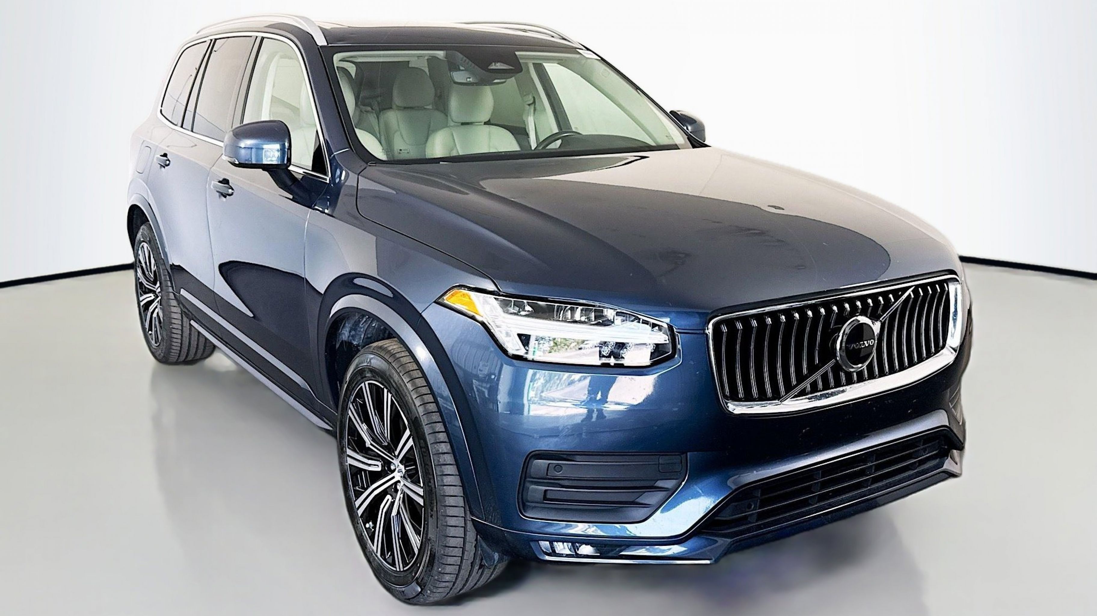 2023 Volvo XC90 B5 Core 4WD's photo