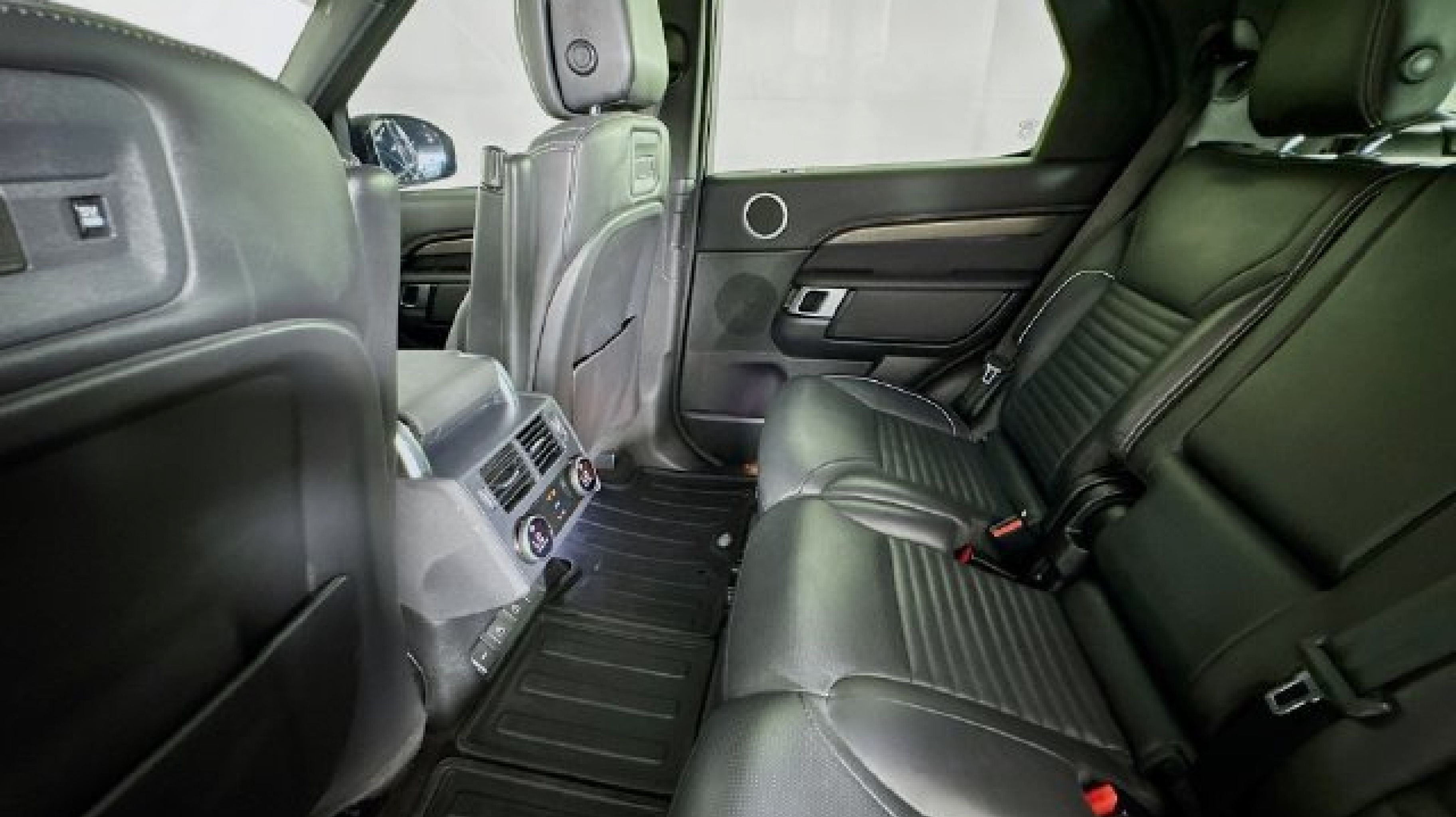 2023 Land Rover Discovery Metropolitan Edition - Photo 19