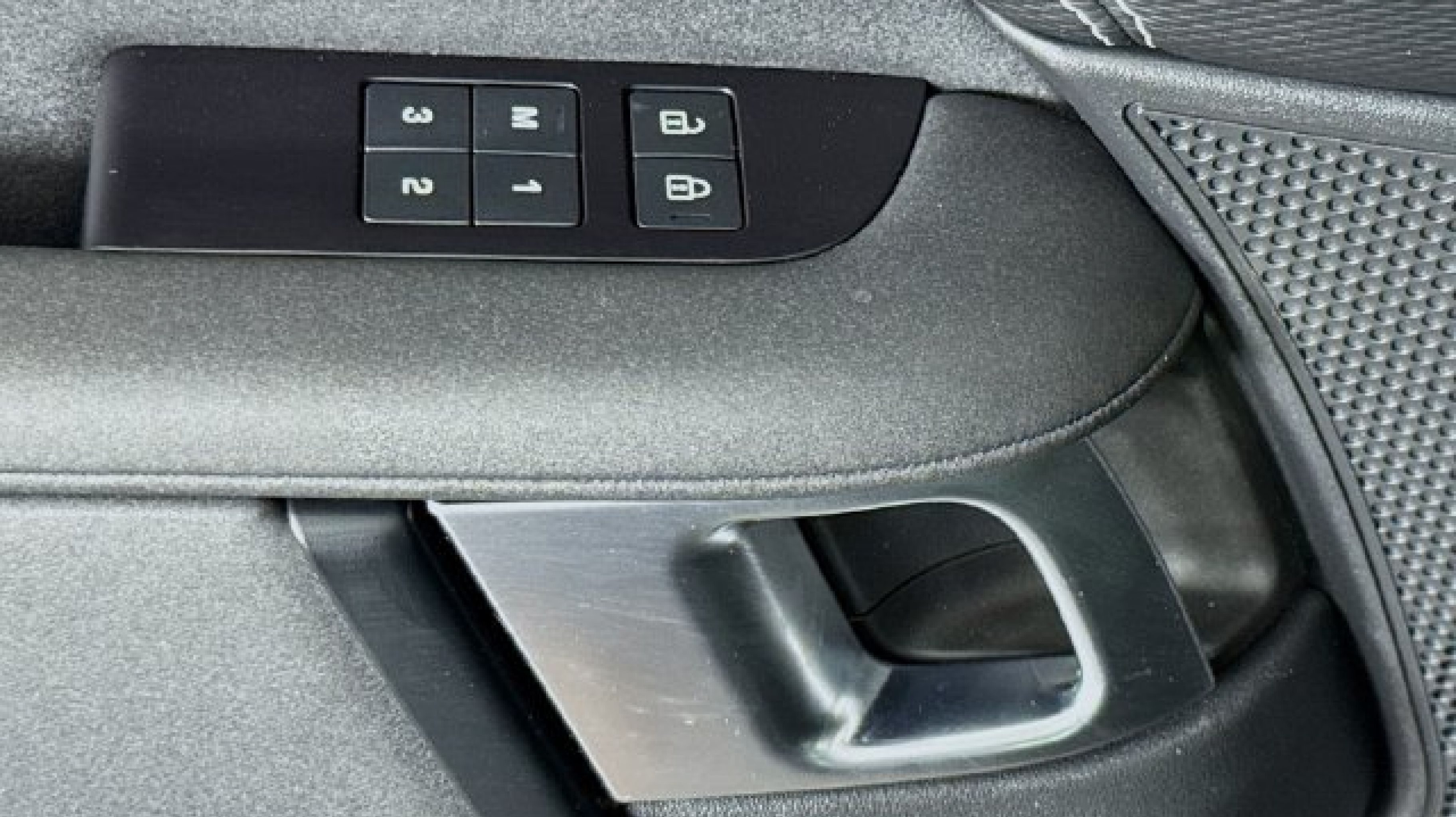 2023 Land Rover Discovery Metropolitan Edition - Photo 18