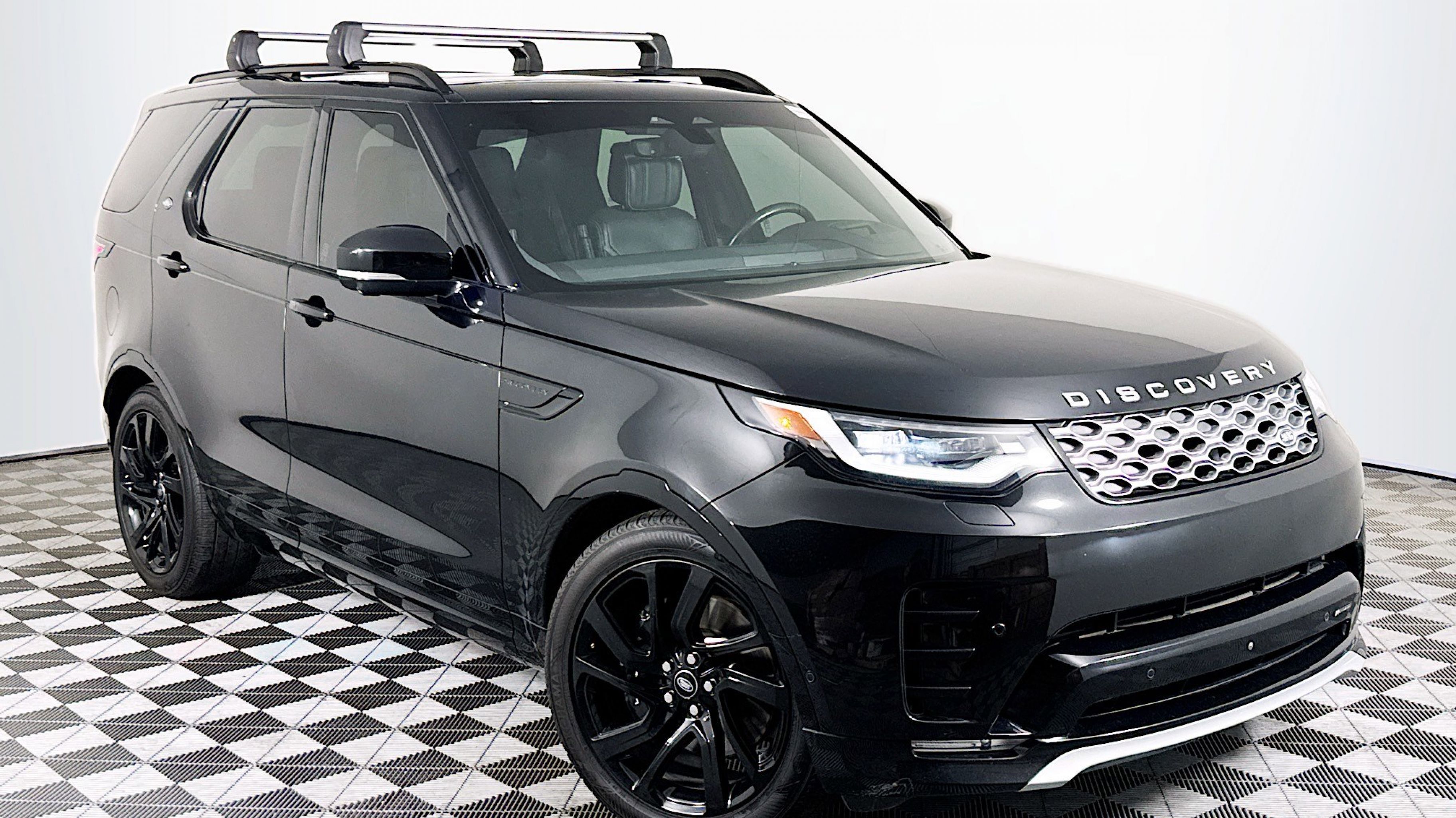 2023 Land Rover Discovery Metropolitan Edition's photo