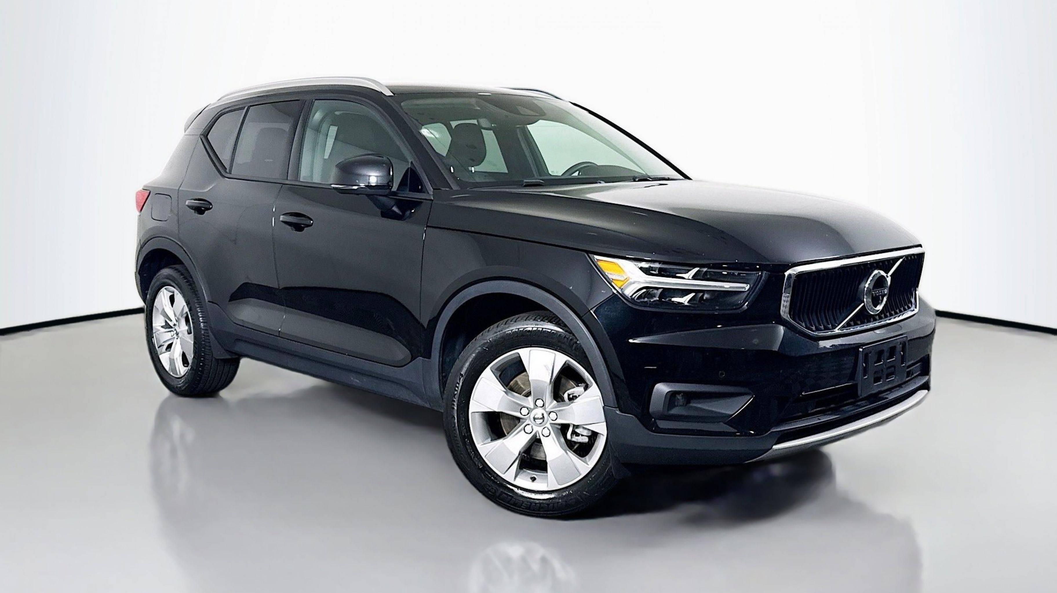 2022 Volvo XC40 T4 Momentum's photo
