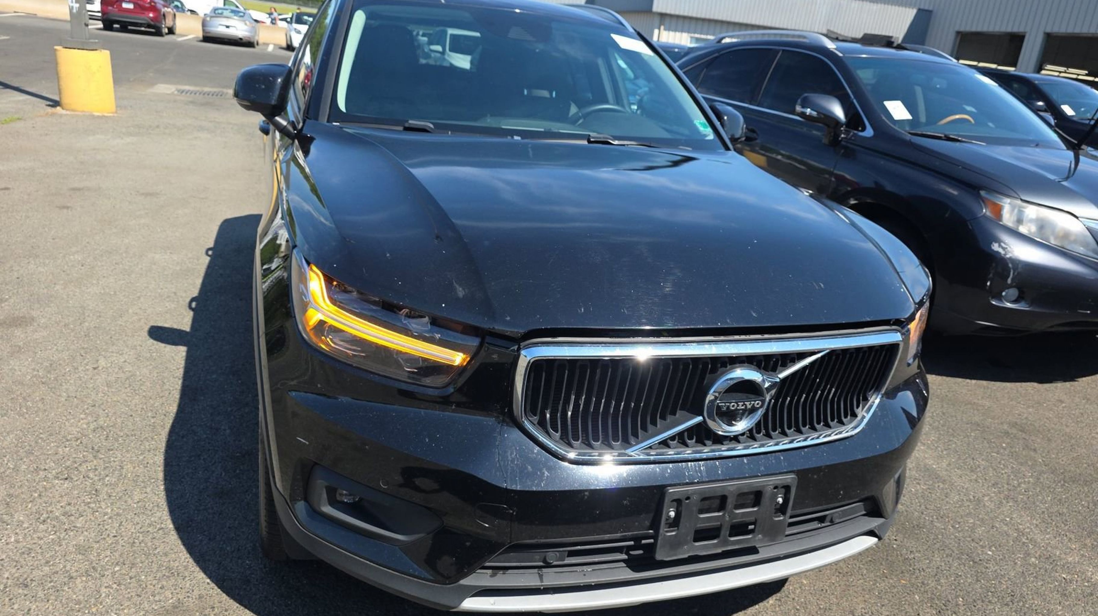 2022 Volvo XC40 T4 Momentum's photo