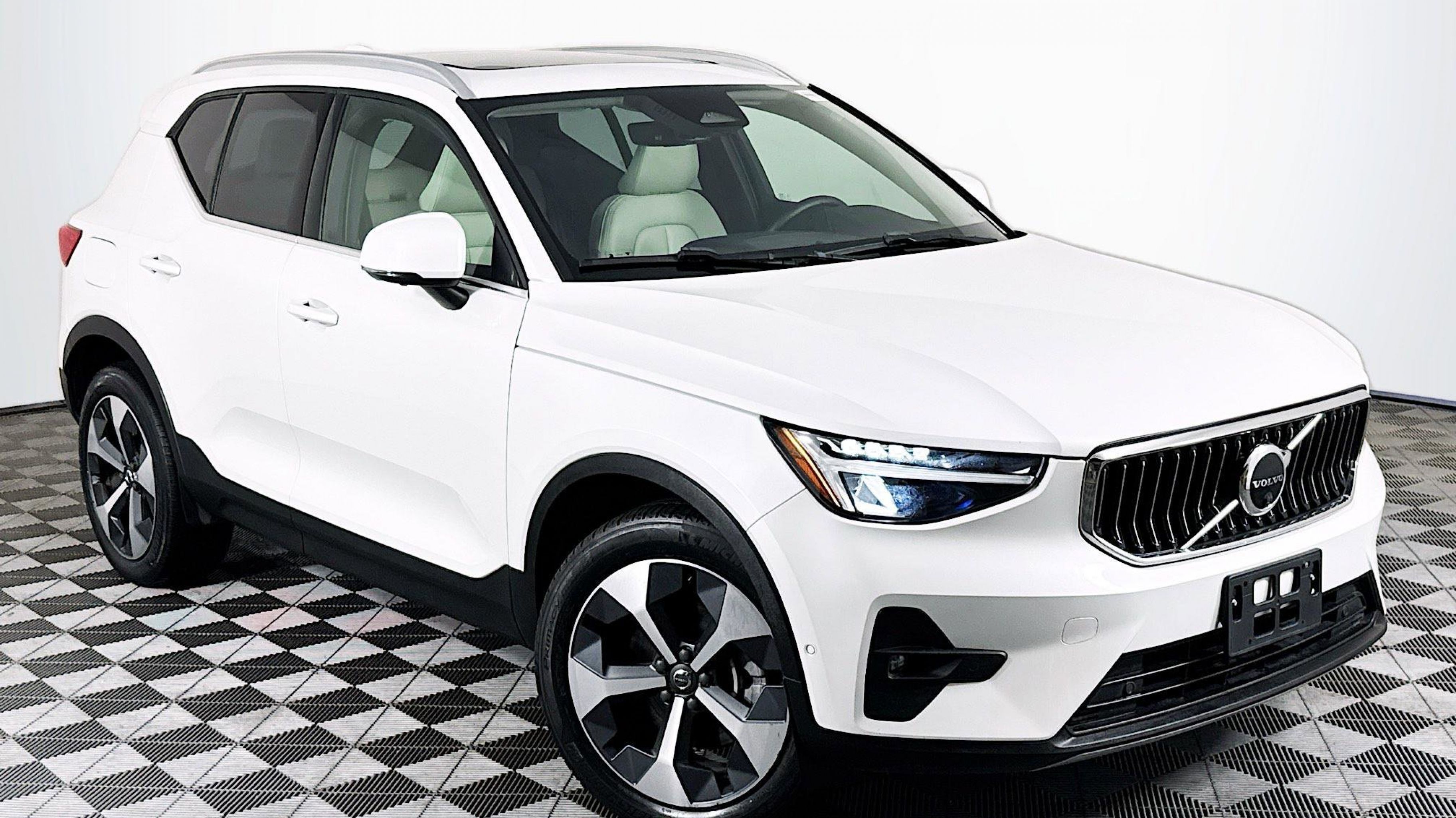 2023 Volvo XC40 B4 Plus Bright's photo