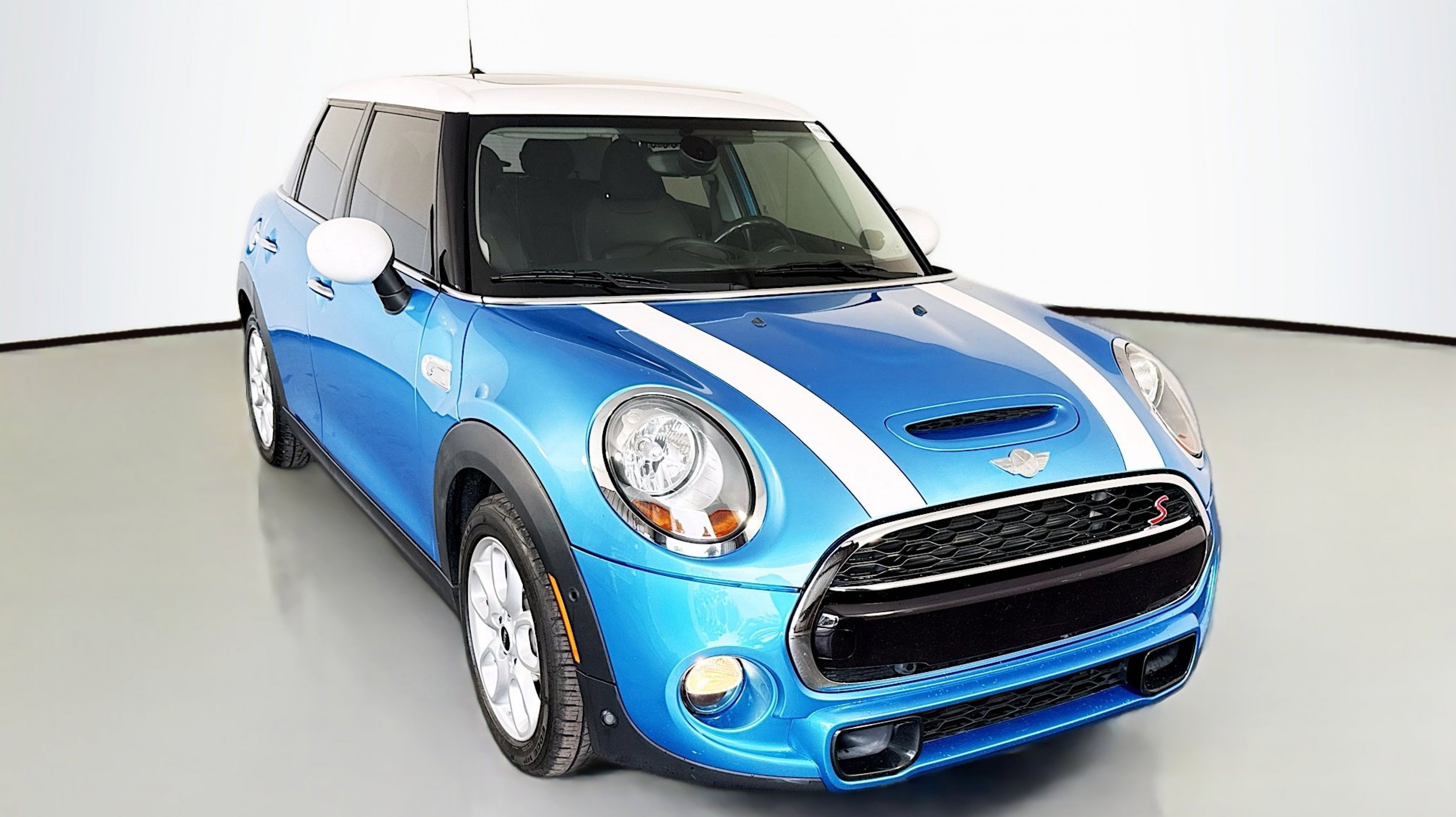 2018 MINI Cooper S 4 Door's photo