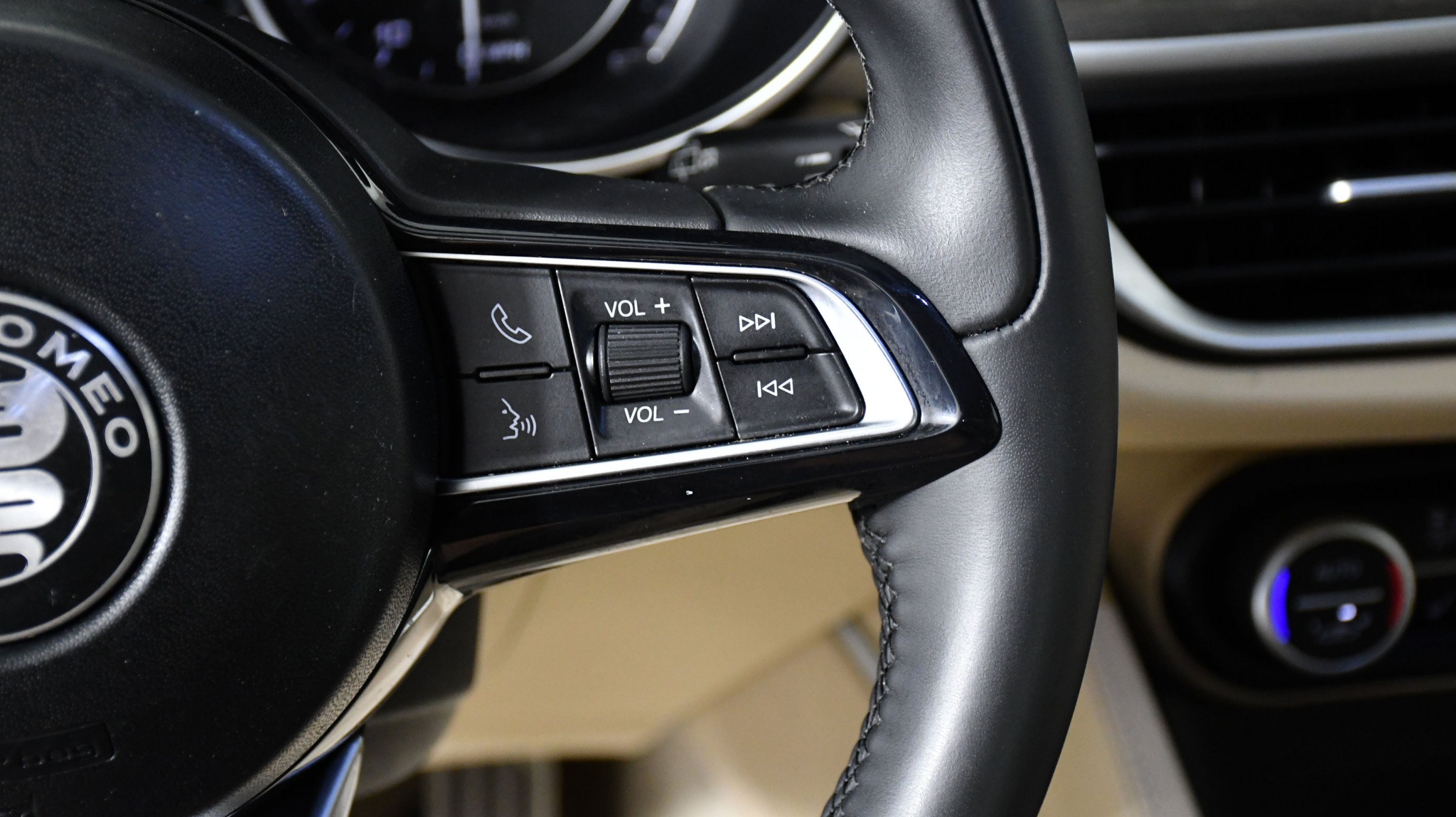 2020 Alfa Romeo Stelvio Ti photo 8
