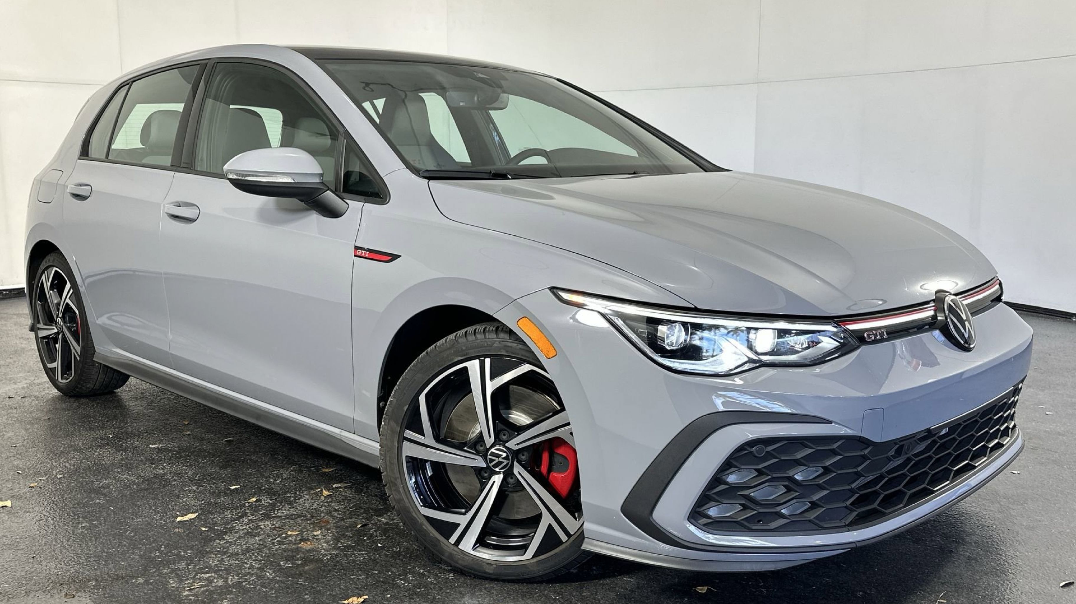 2024 Volkswagen Golf GTI SE's photo