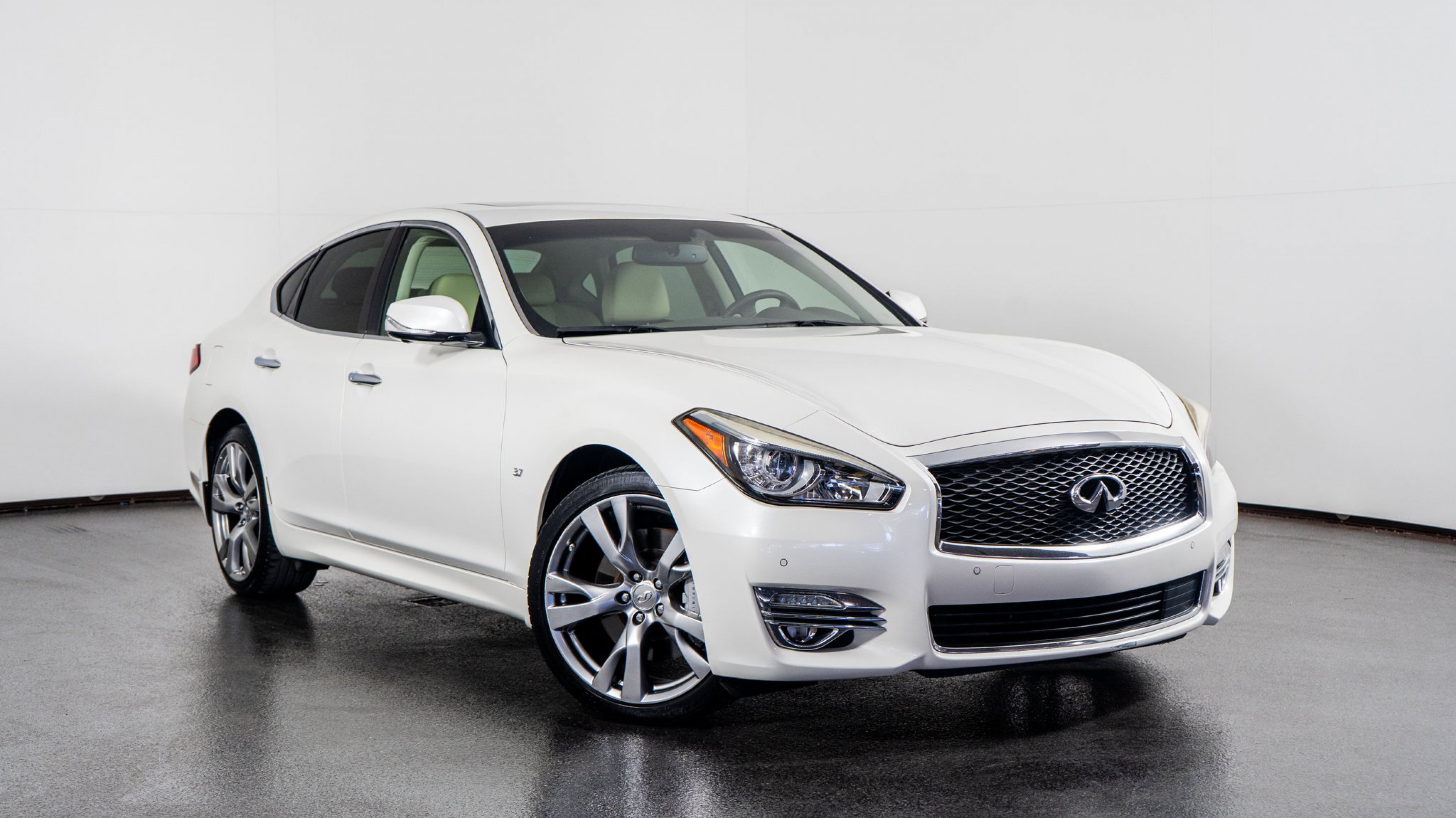 2016 INFINITI Q70 3.7