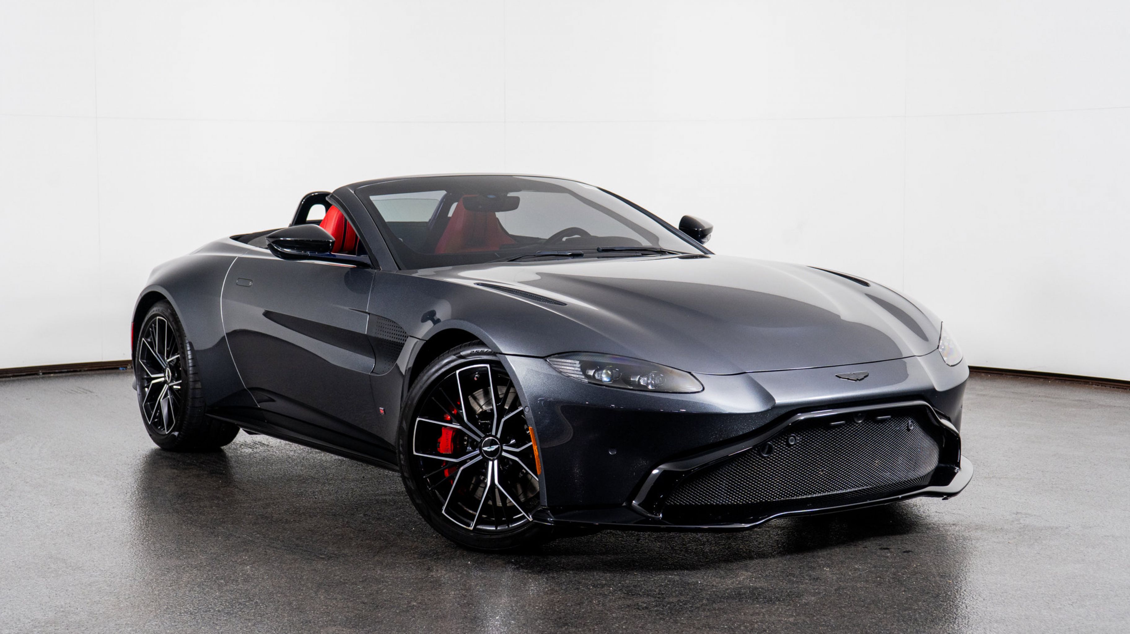 2021 Aston Martin Vantage Base's photo