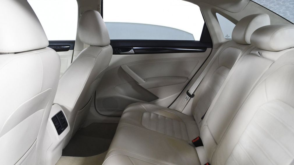 2015 Volkswagen Passat 3.6L V6 SEL Premium #17