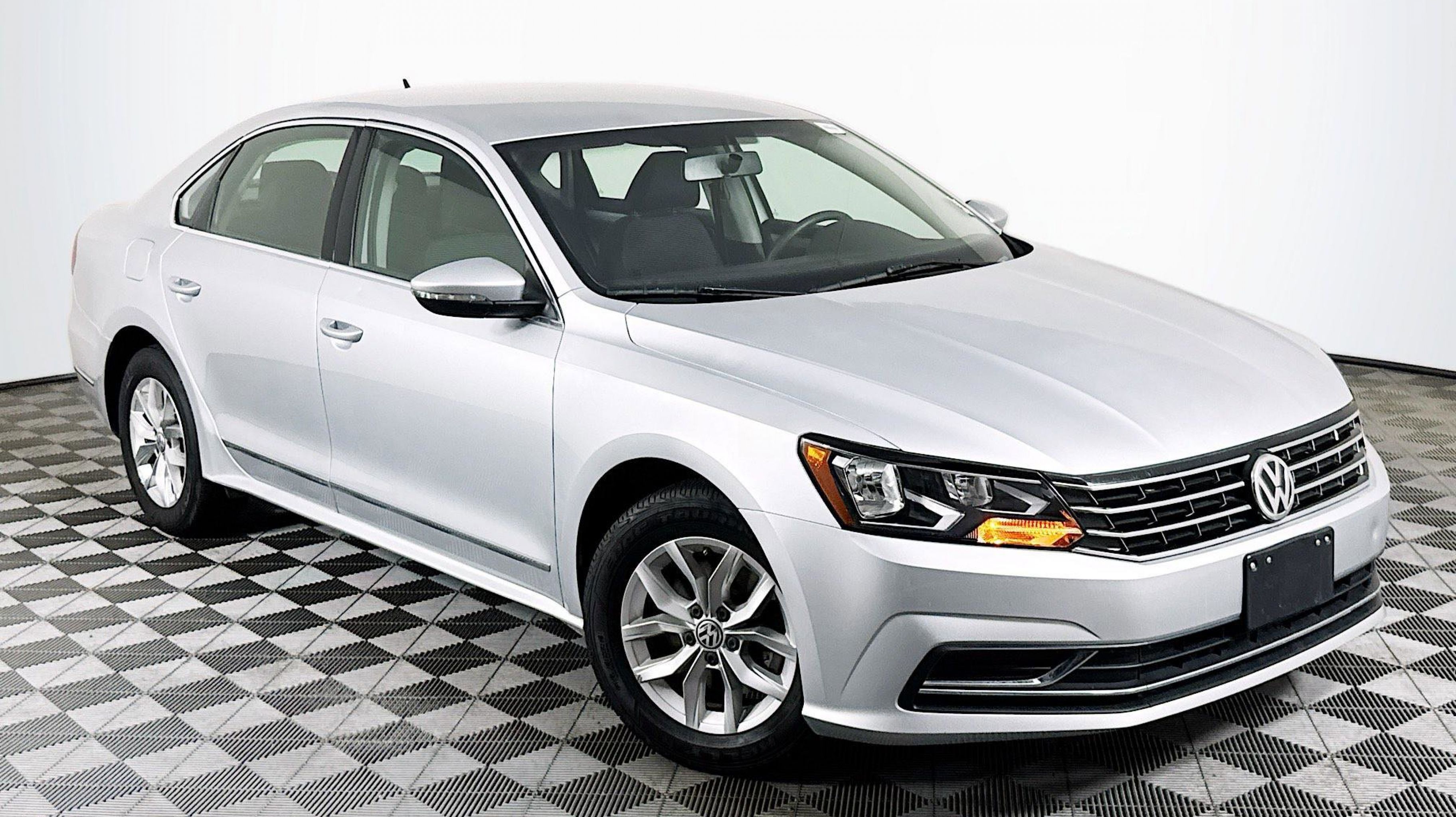 2017 Volkswagen Passat 1.8T S Auto's photo