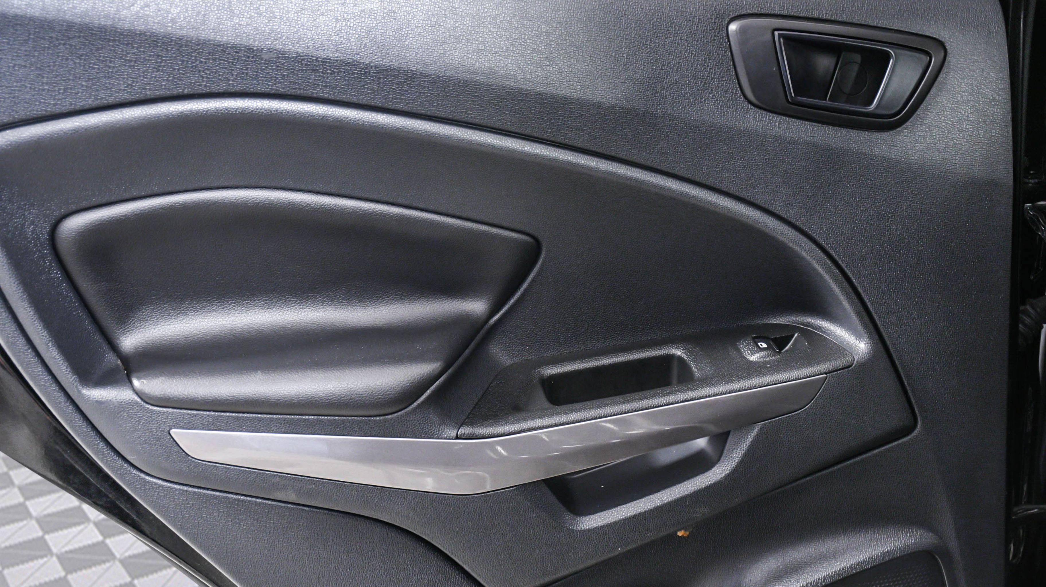 2020 Ford EcoSport SES photo 18