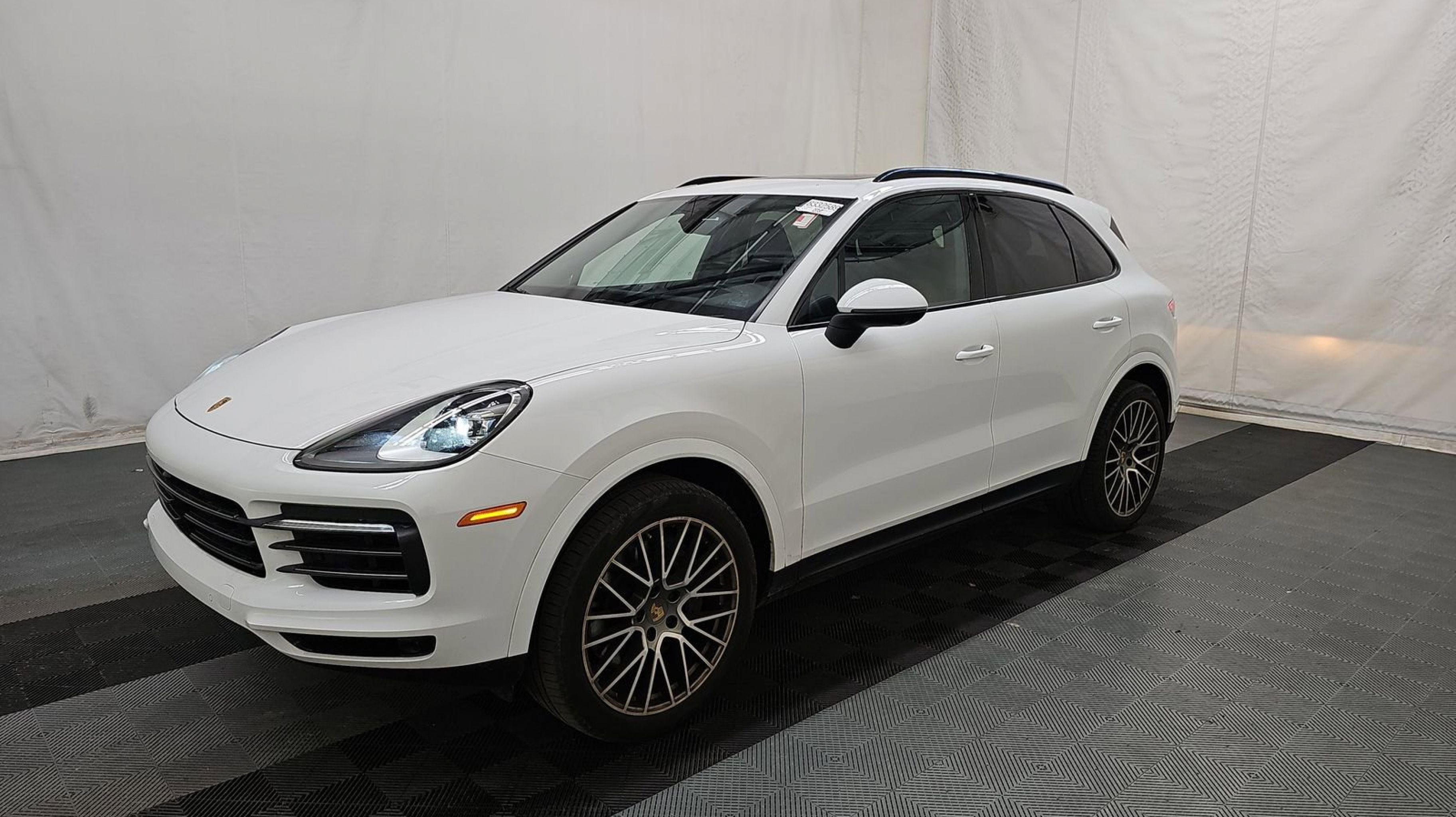 2023 Porsche Cayenne Platinum Edition's photo