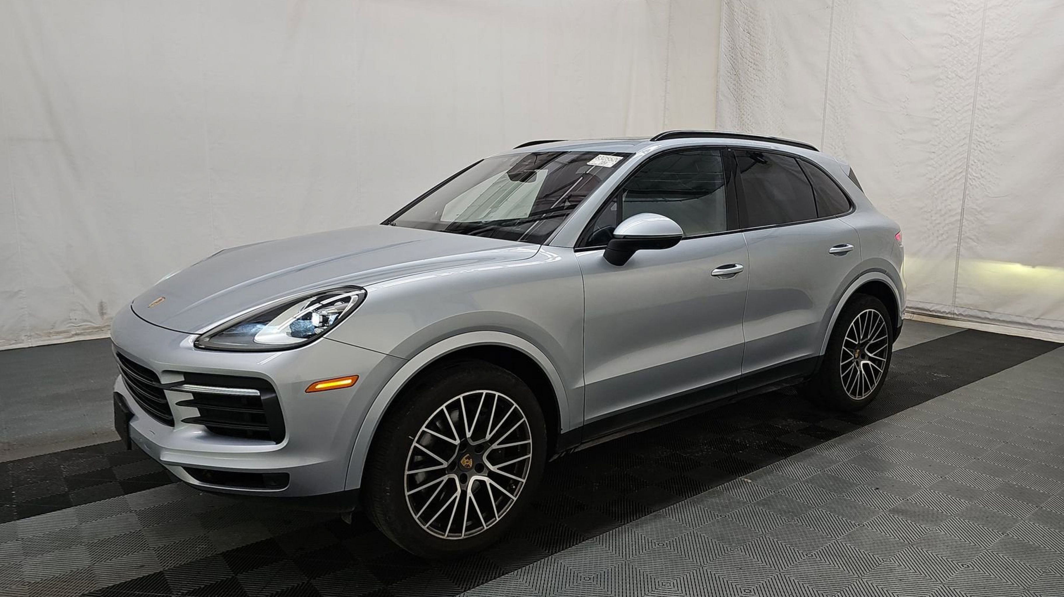 2023 Porsche Cayenne Platinum Edition's photo