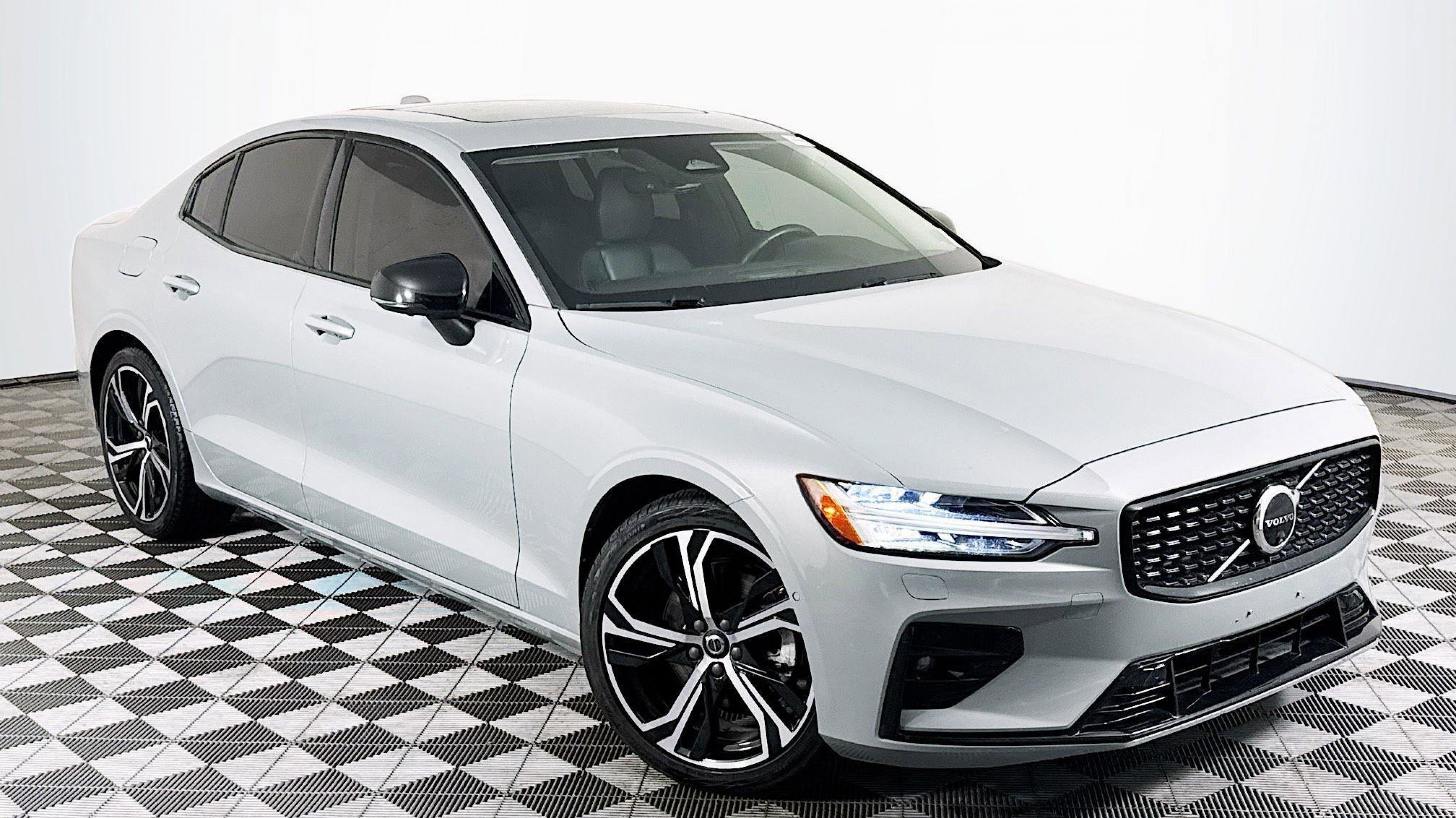 2024 Volvo S60 B5 Plus Dark Theme's photo