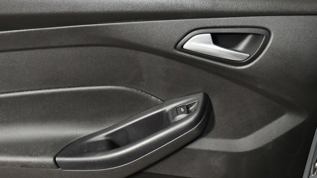 2016 Ford Focus SE #16