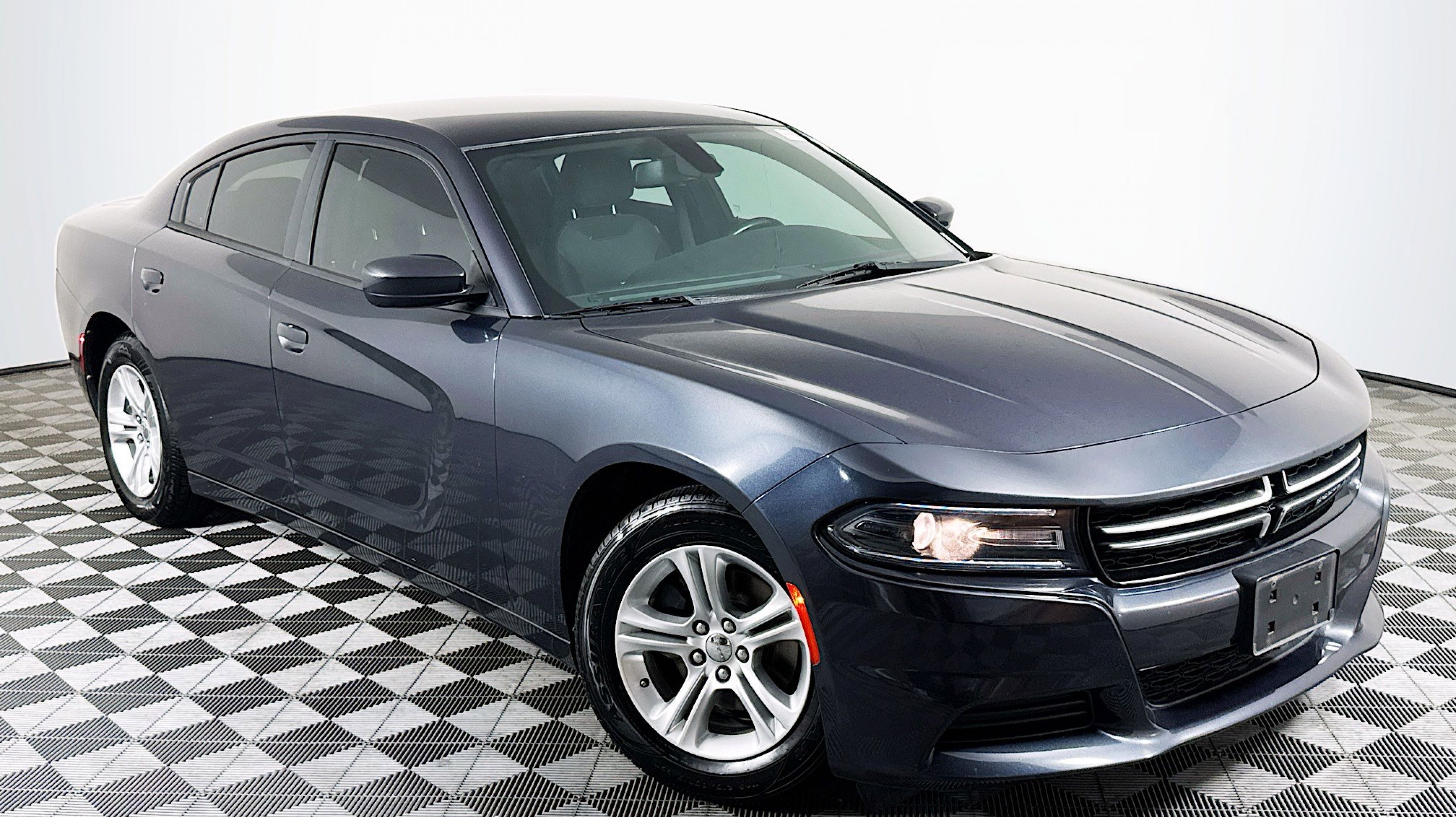 2016 Dodge Charger SE's photo