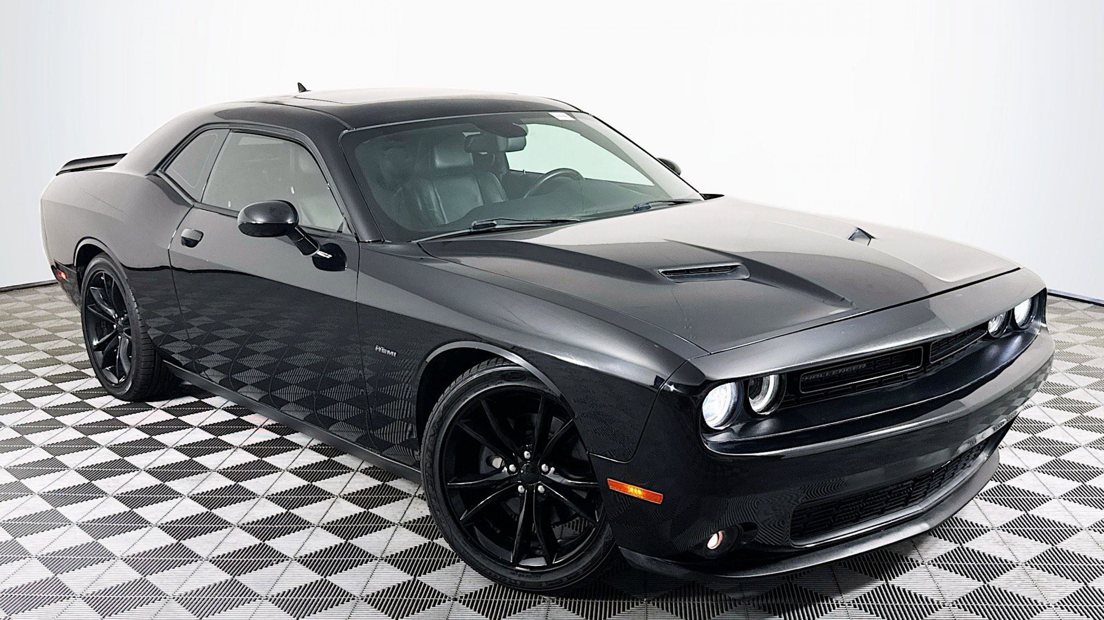 2016 Dodge Challenger R/T Plus's photo
