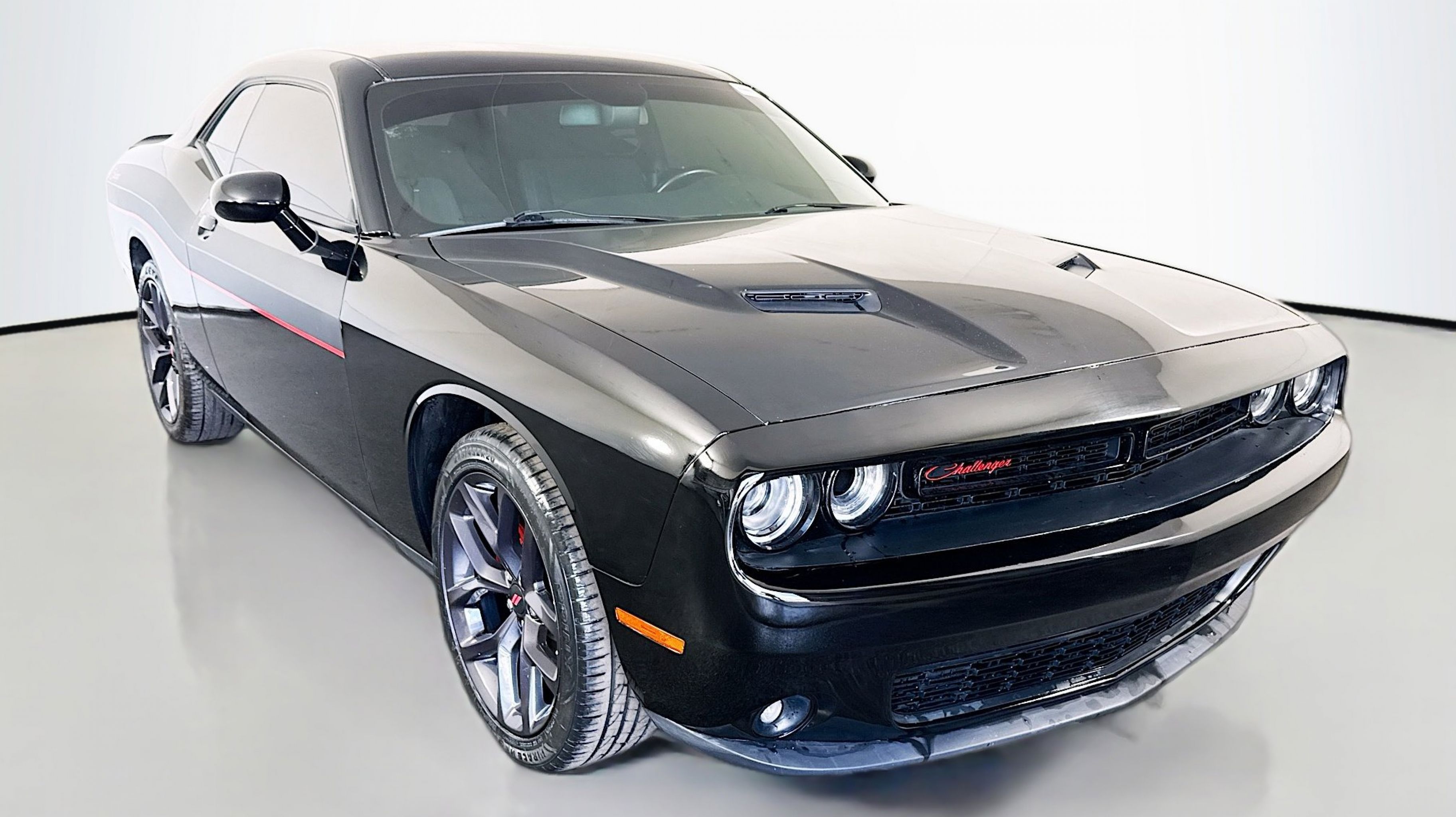 2022 Dodge Challenger SXT Auto's photo