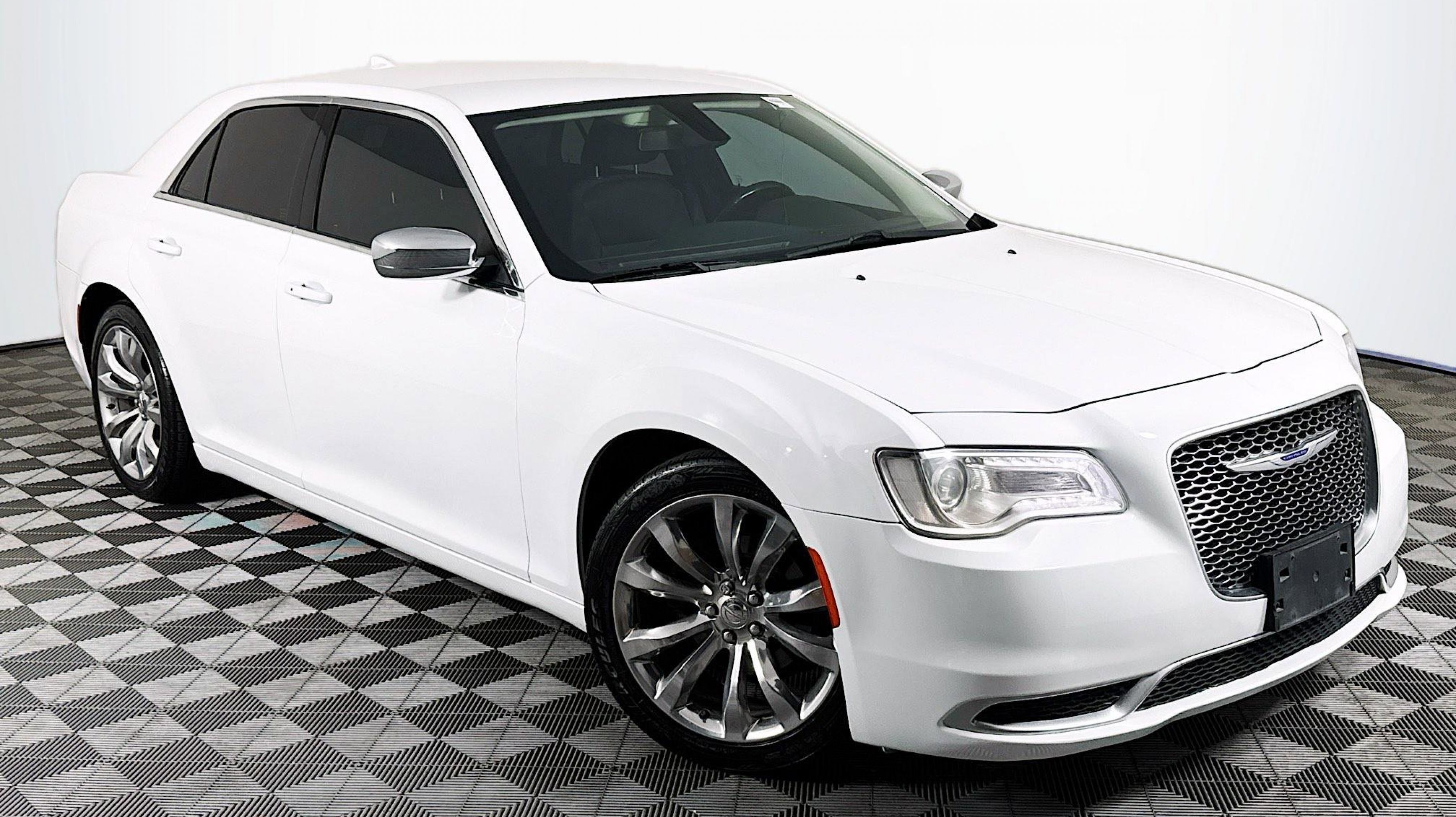 2020 Chrysler 300 Touring's photo