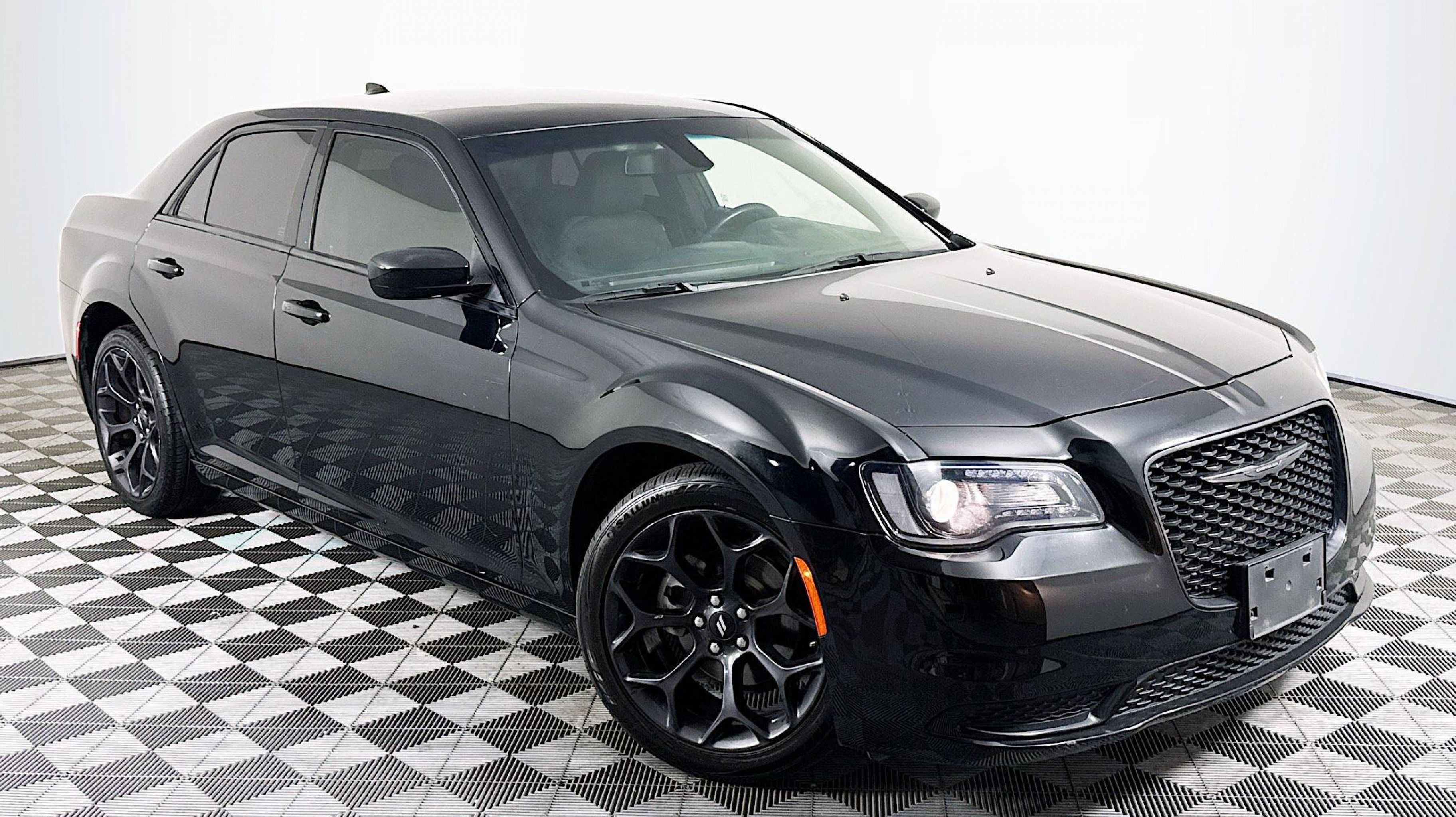 2022 Chrysler 300 Touring's photo