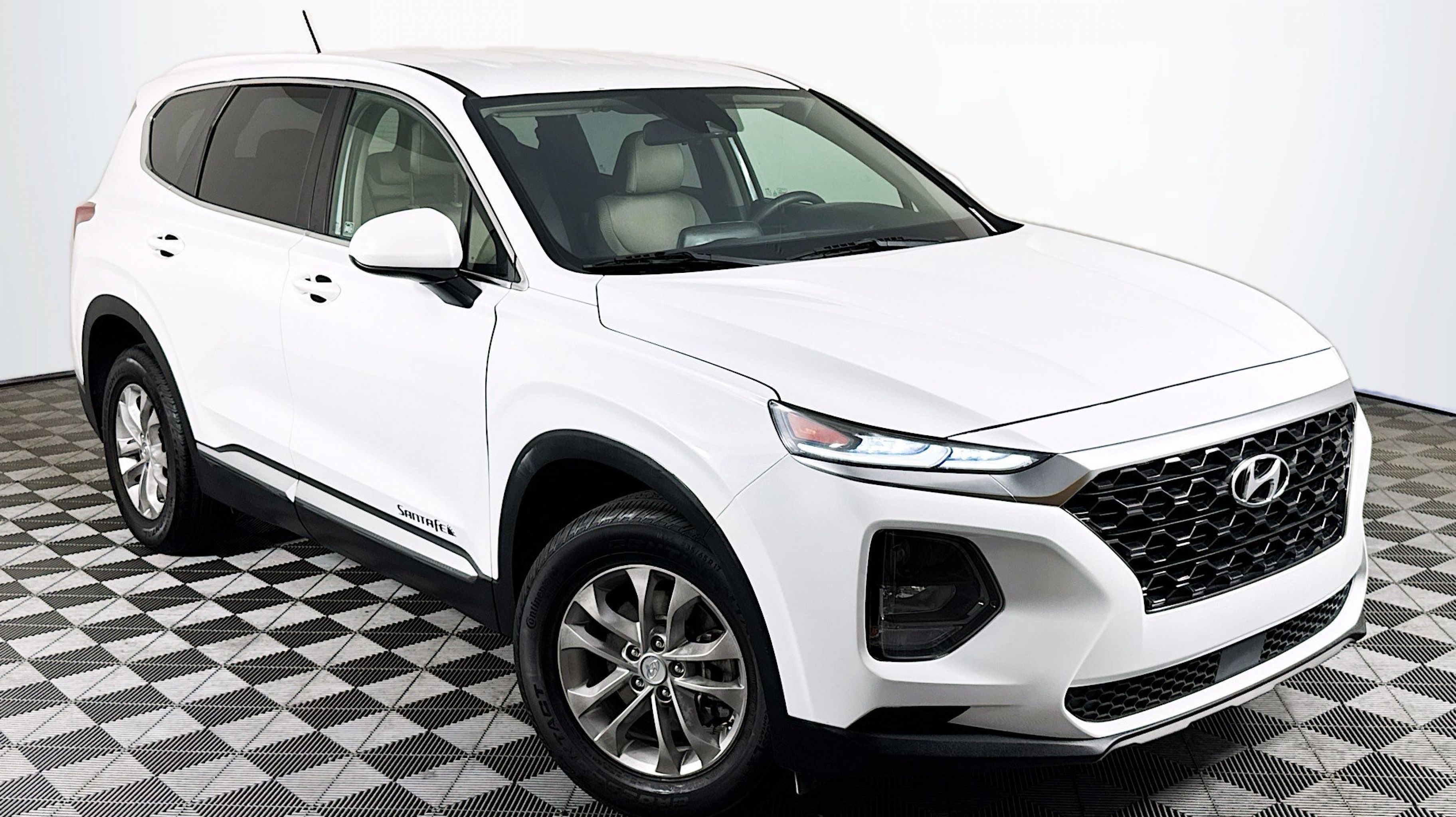 2019 Hyundai Santa Fe SE 2.4's photo