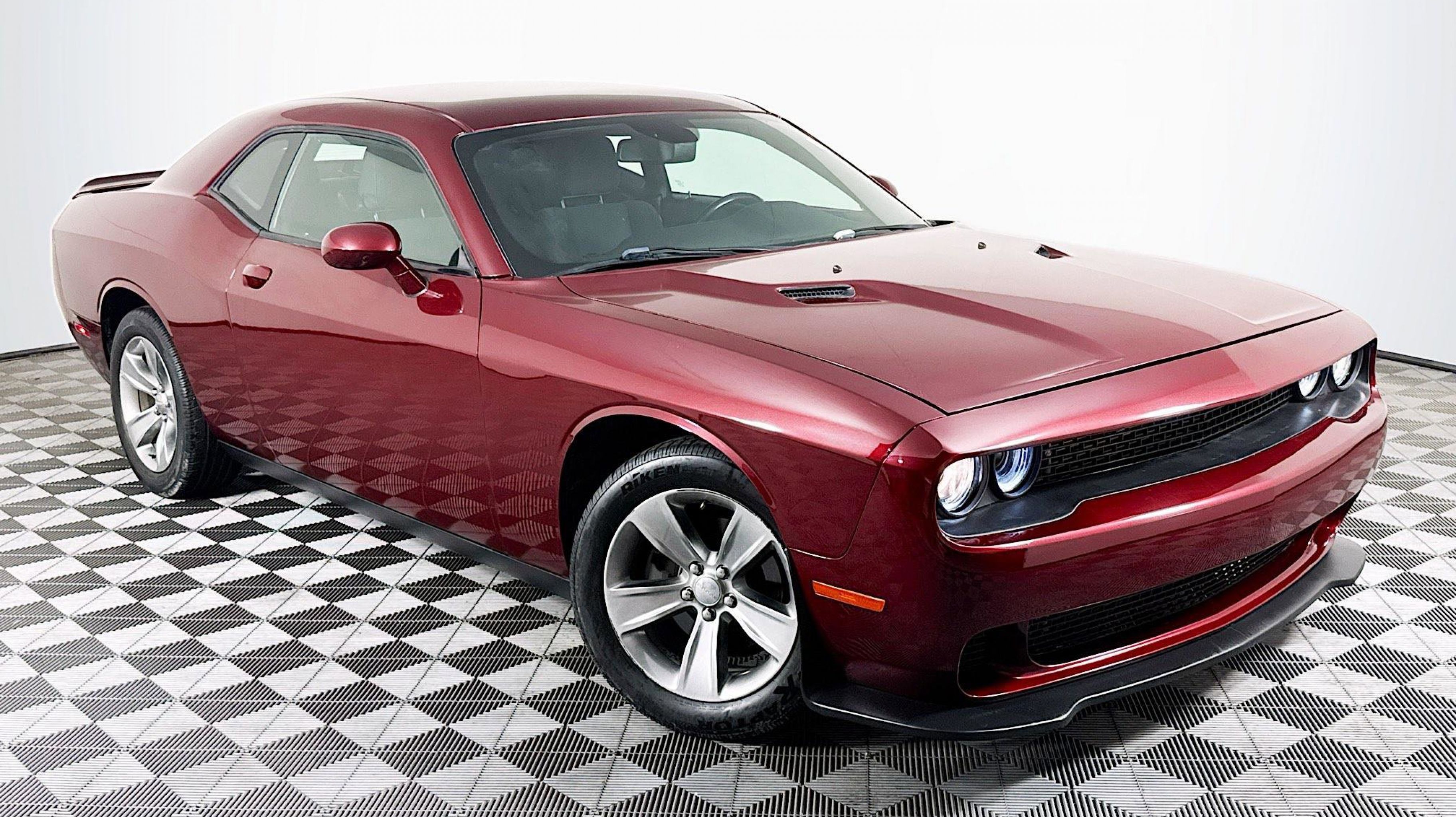 2019 Dodge Challenger SXT Auto's photo