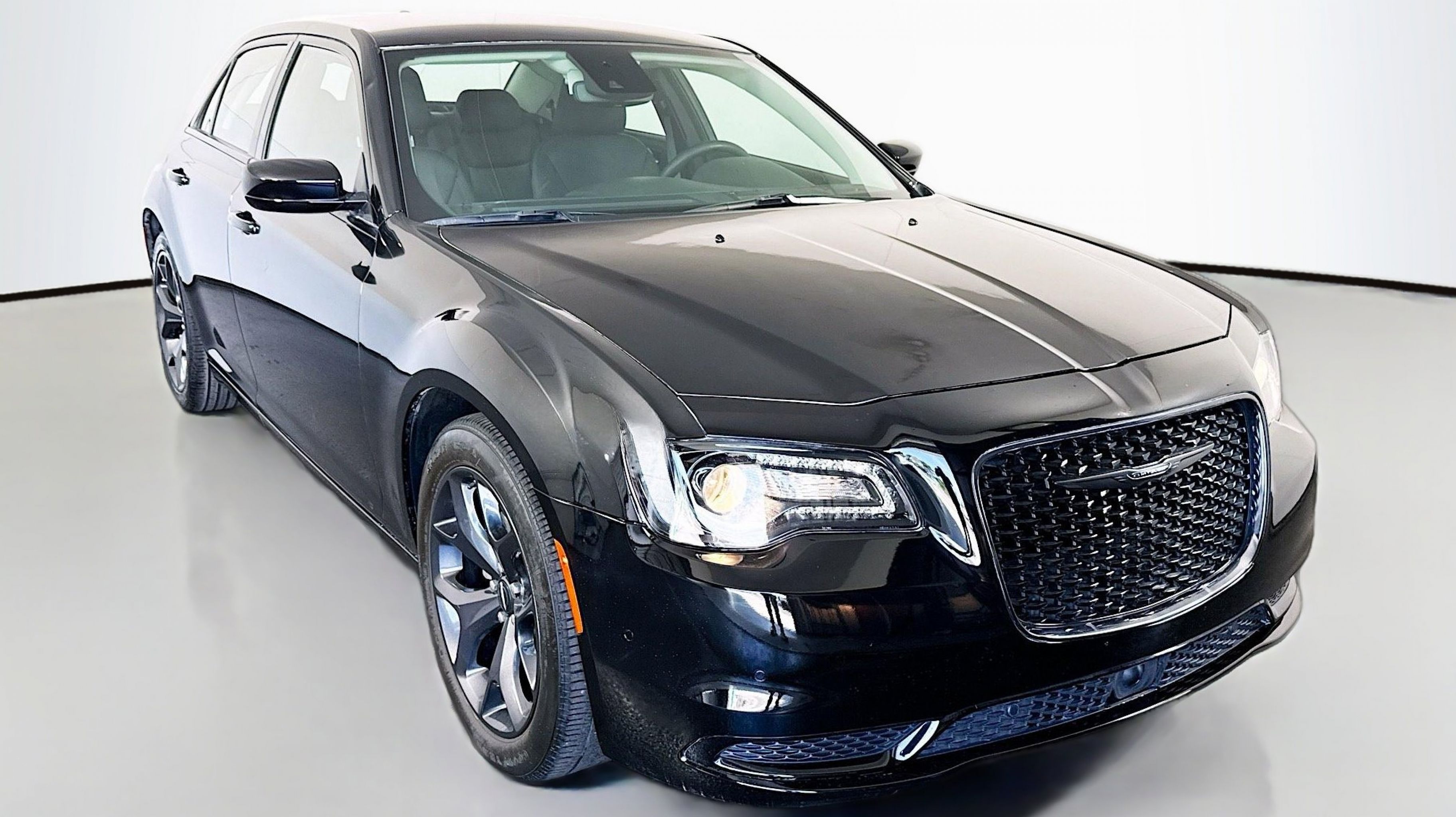 2023 Chrysler 300 Touring's photo
