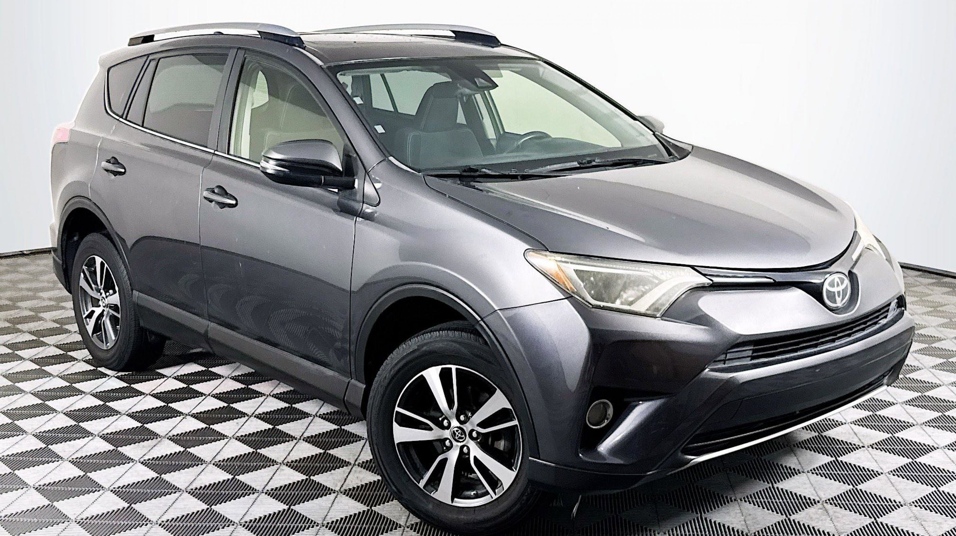 2017 Toyota RAV4 XLE's photo