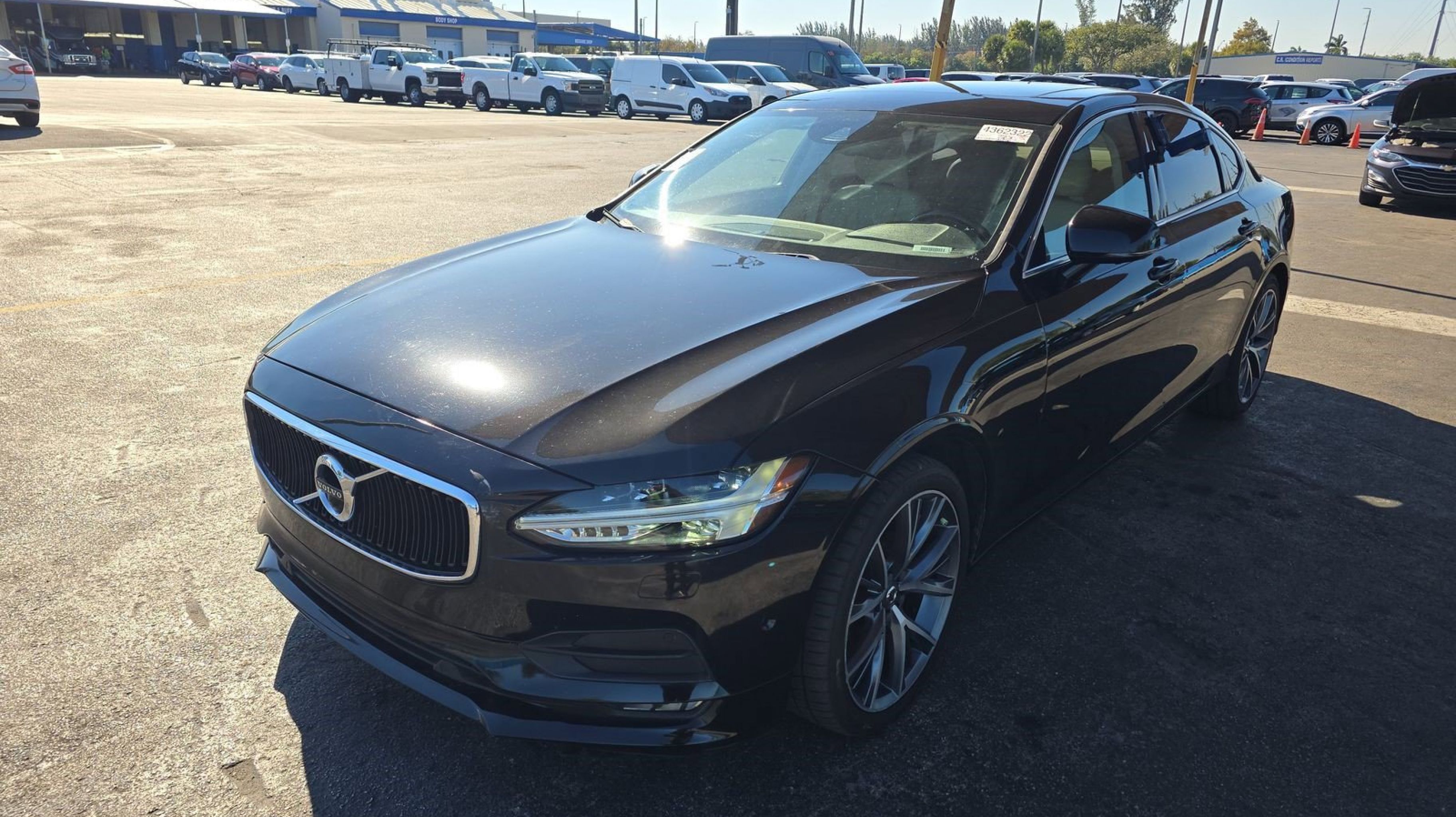 2018 Volvo S90 Momentum's photo