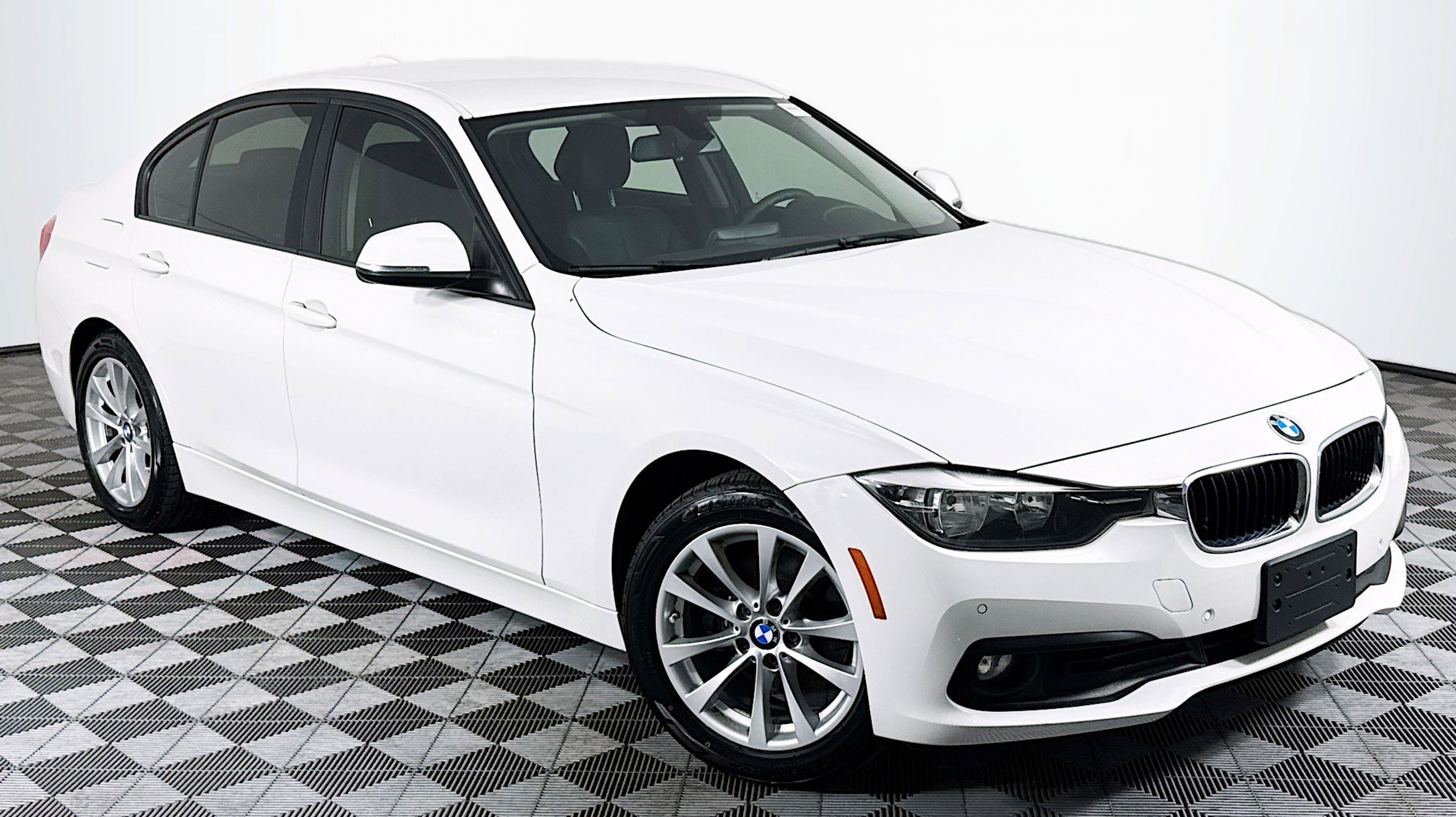 2016 BMW 3 Series 320i's photo