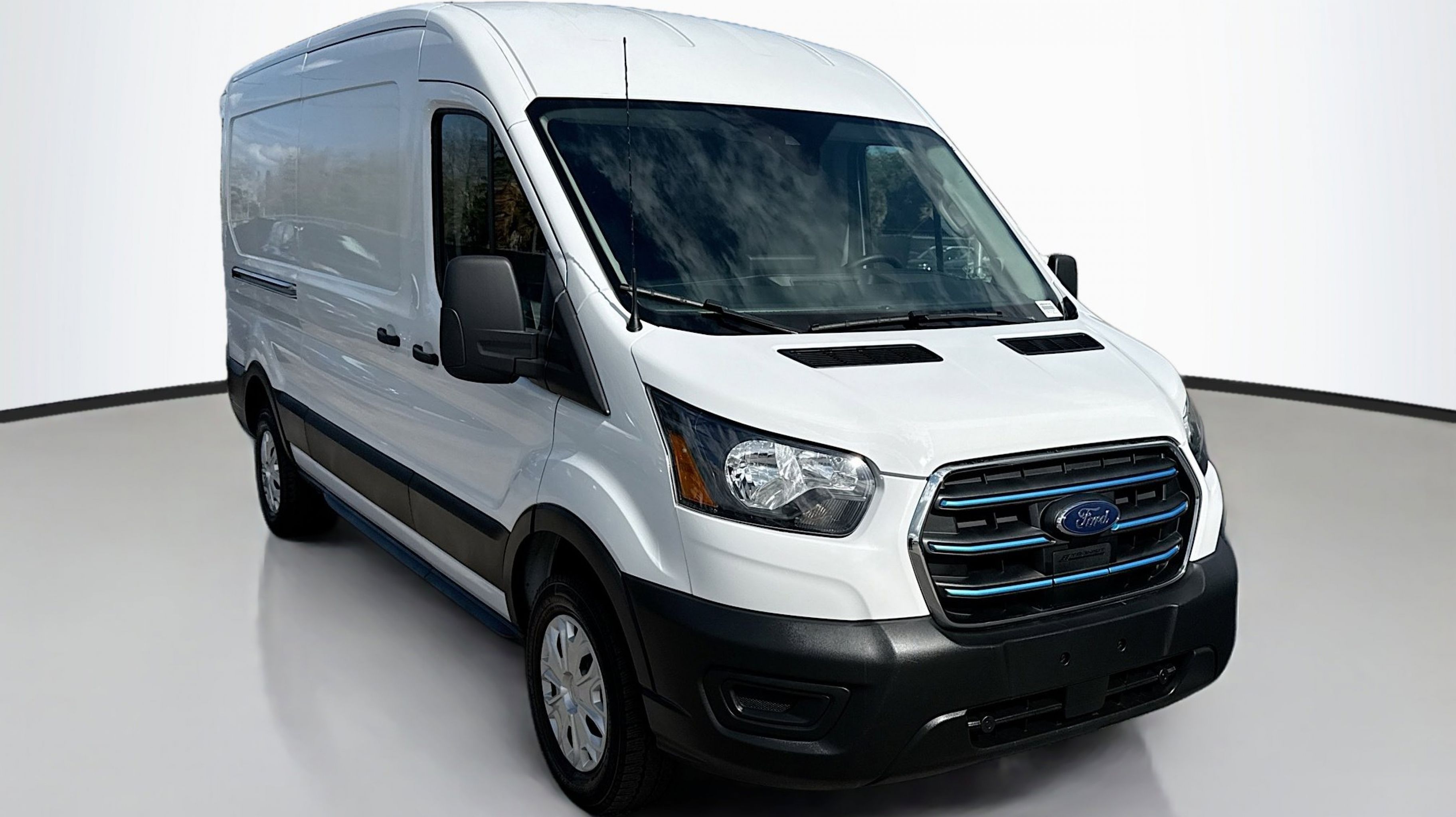 2023 Ford E-Transit BEV 350 Med Roof 148 WB's photo