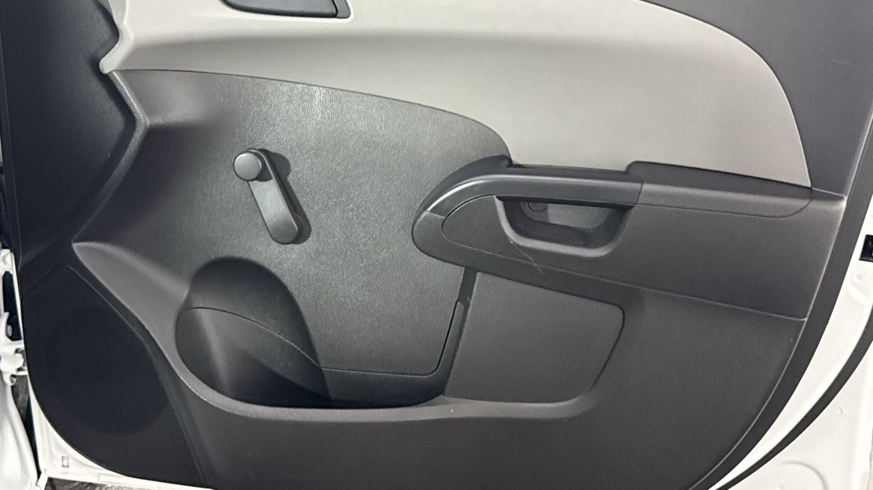 2020 Chevrolet Sonic LT photo 27
