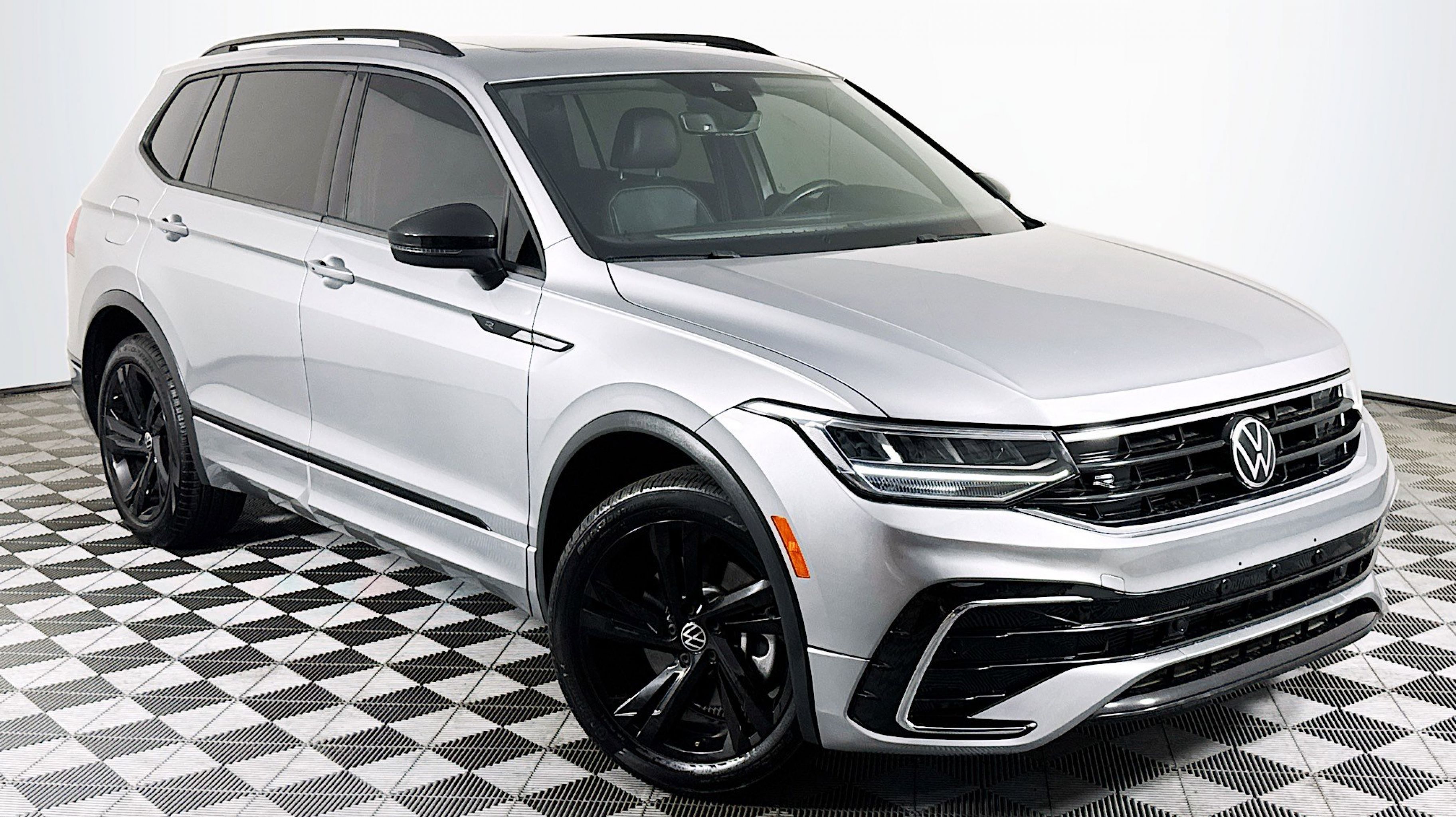 2023 Volkswagen Tiguan SE R-LINE BLACK