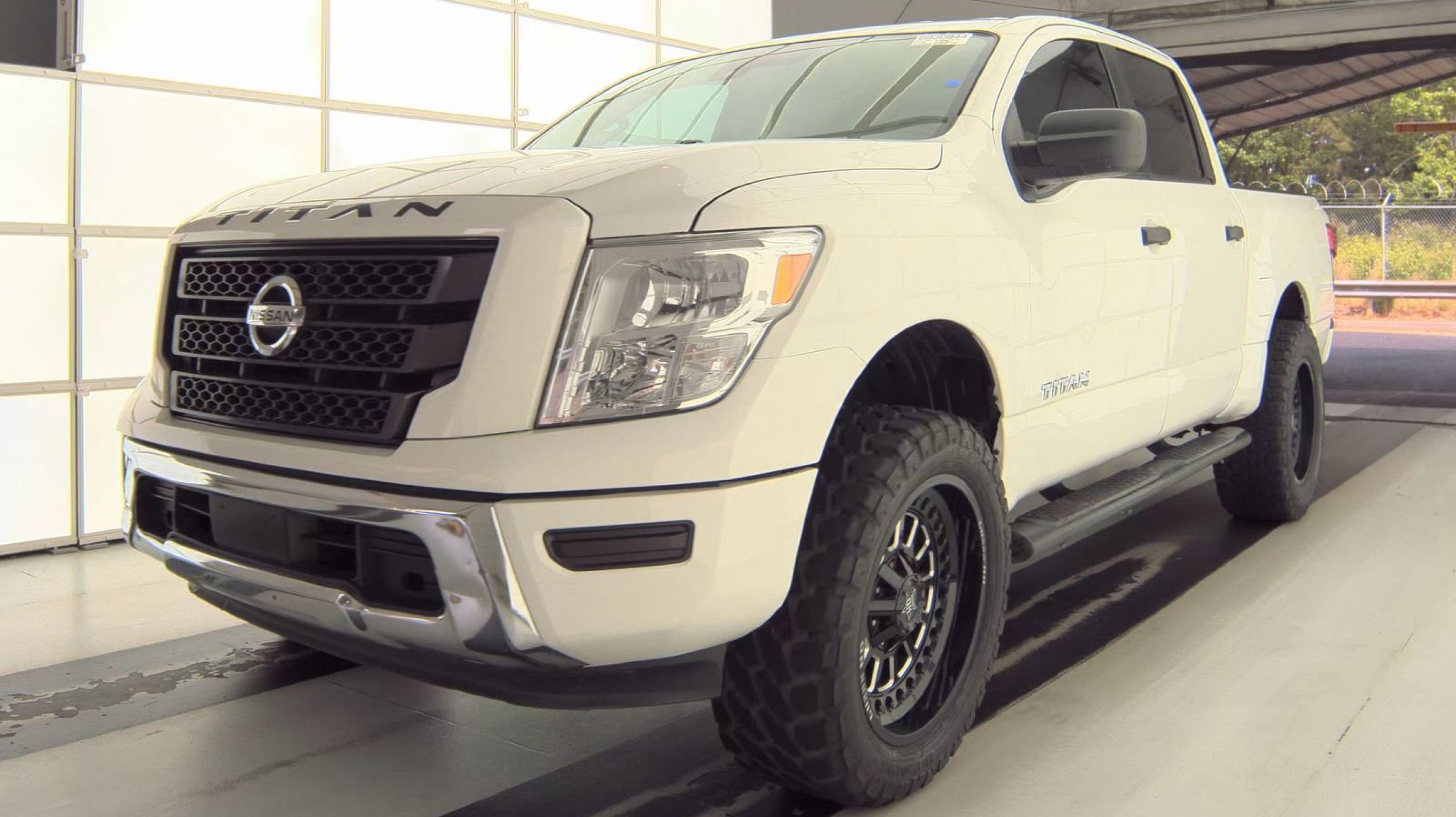 2022 Nissan Titan SV 4X2 Crew Cab's photo