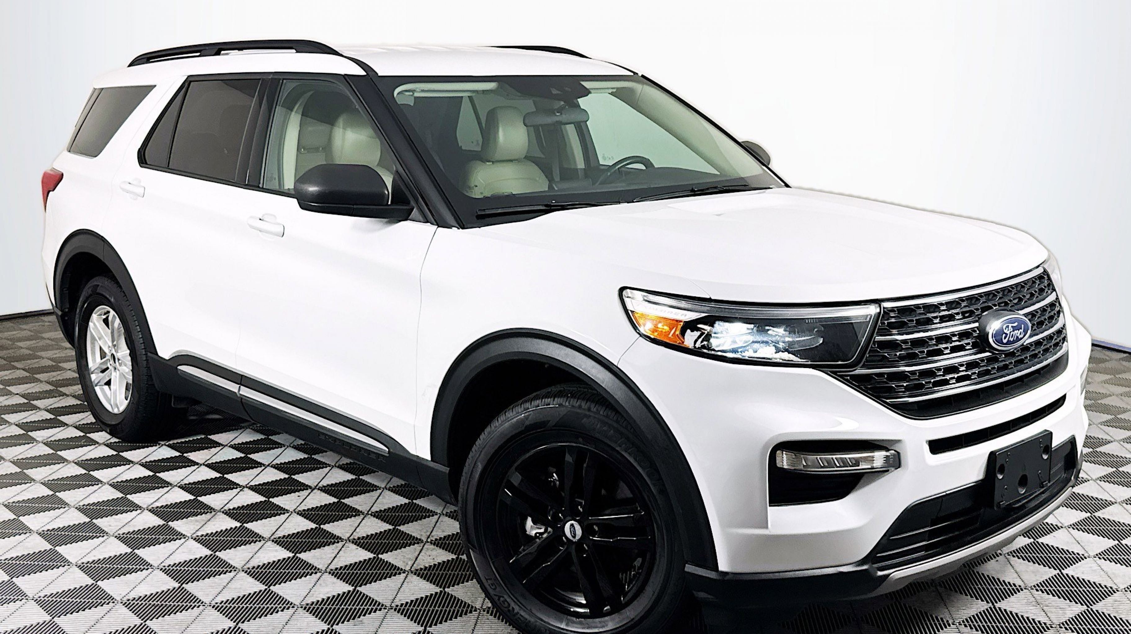 2023 Ford Explorer XLT 4WD's photo