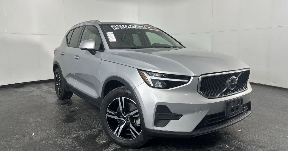 Used 2023 Volvo XC40 Core for sale at HGreg
