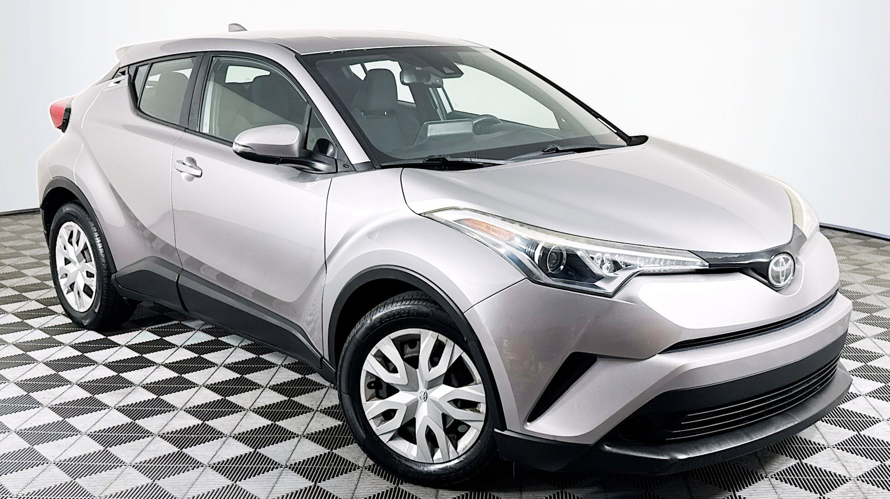 2019 Toyota C-HR LE's photo