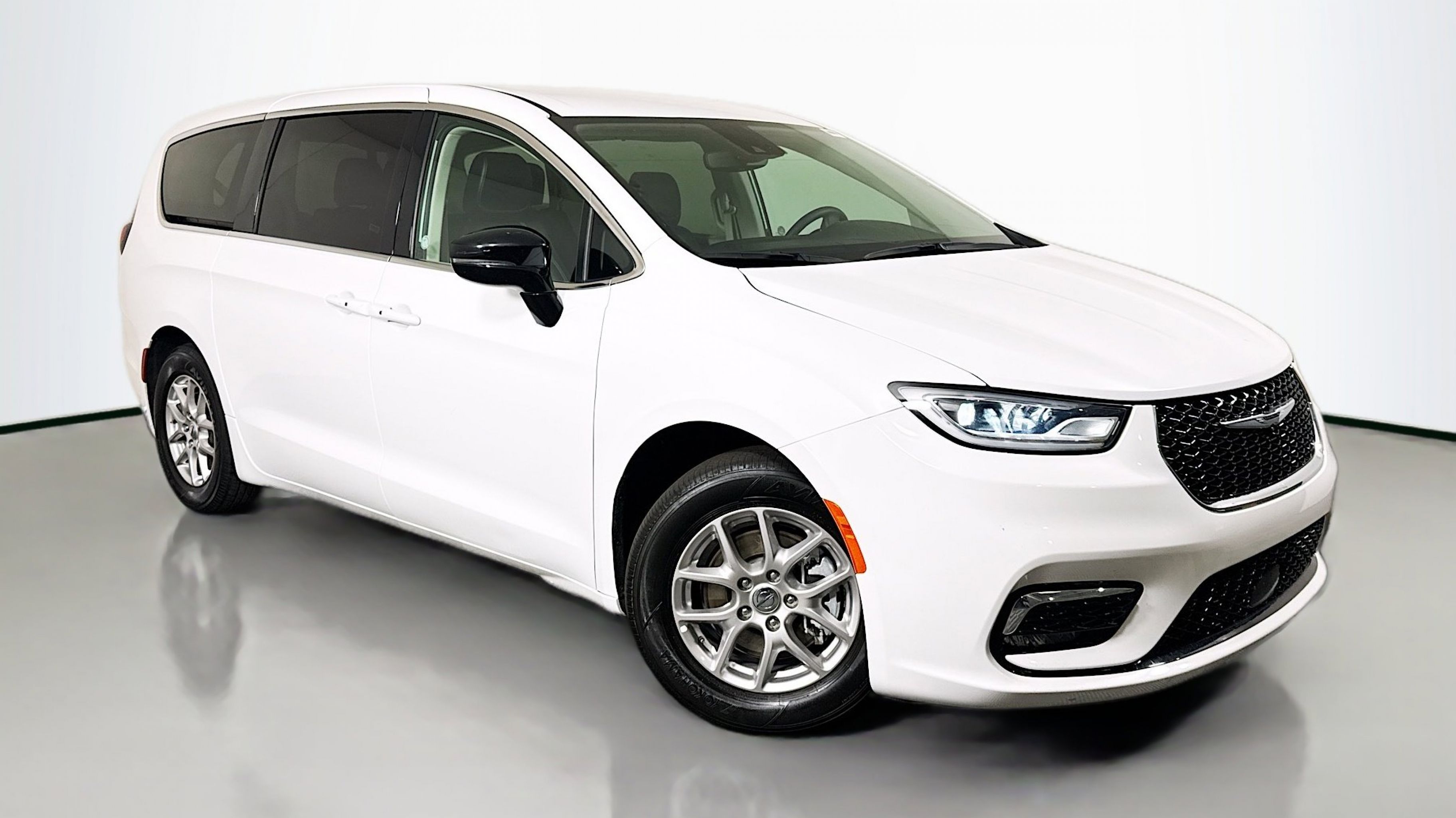 2024 Chrysler Pacifica Touring L's photo