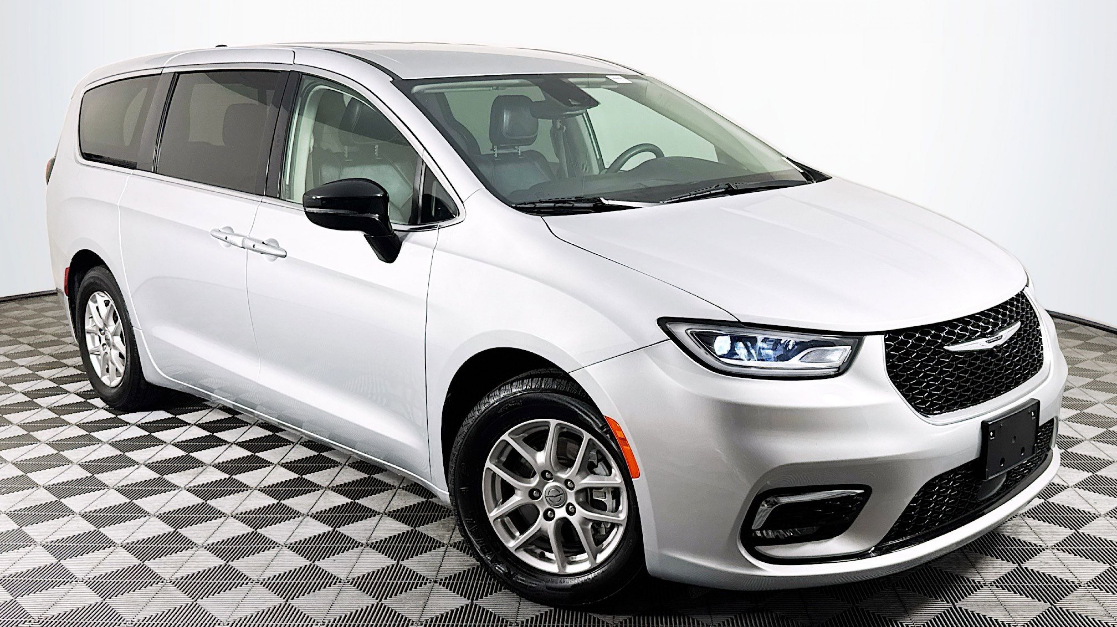 2024 Chrysler Pacifica Touring L's photo