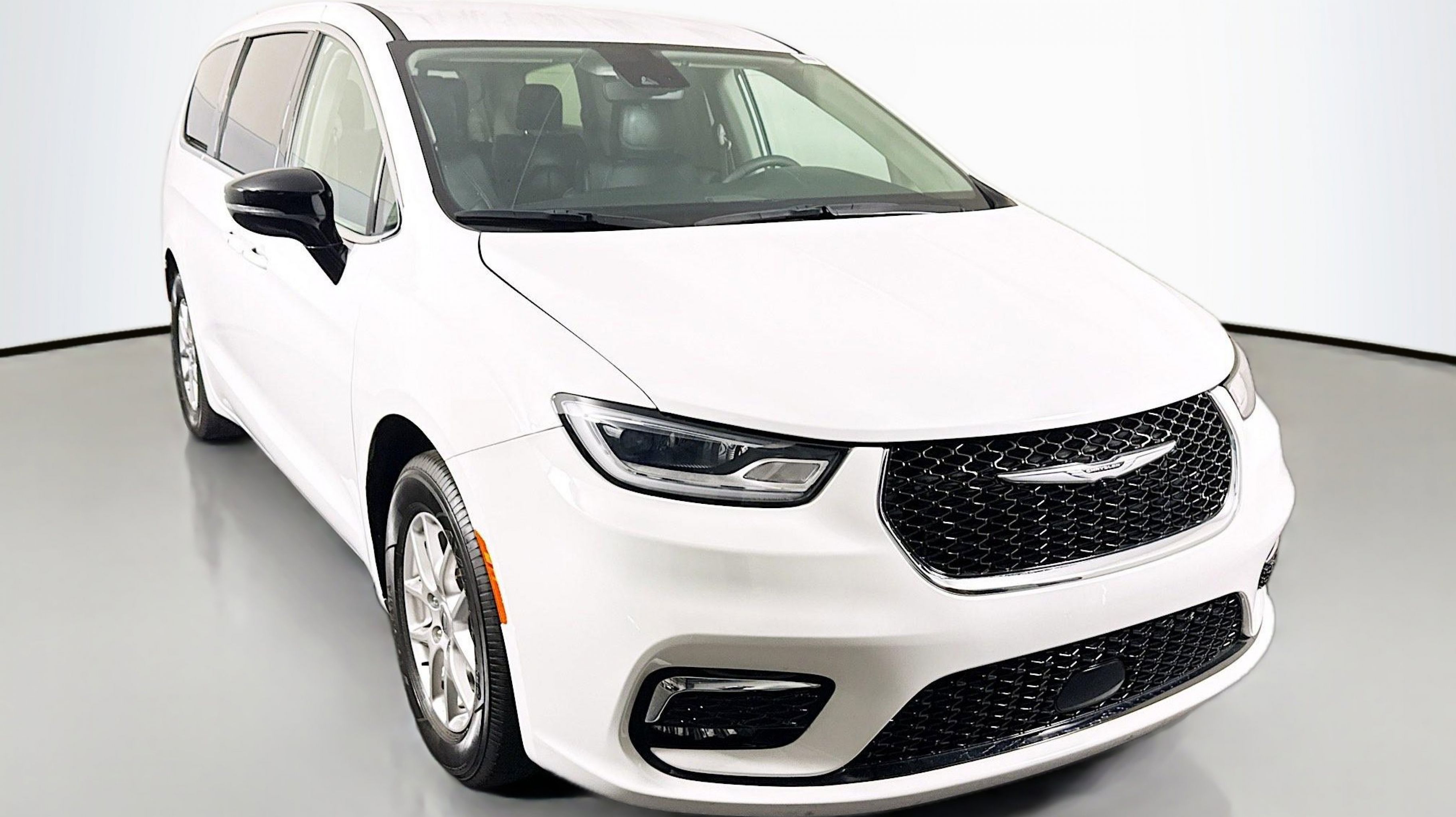 2024 Chrysler Pacifica Touring L's photo