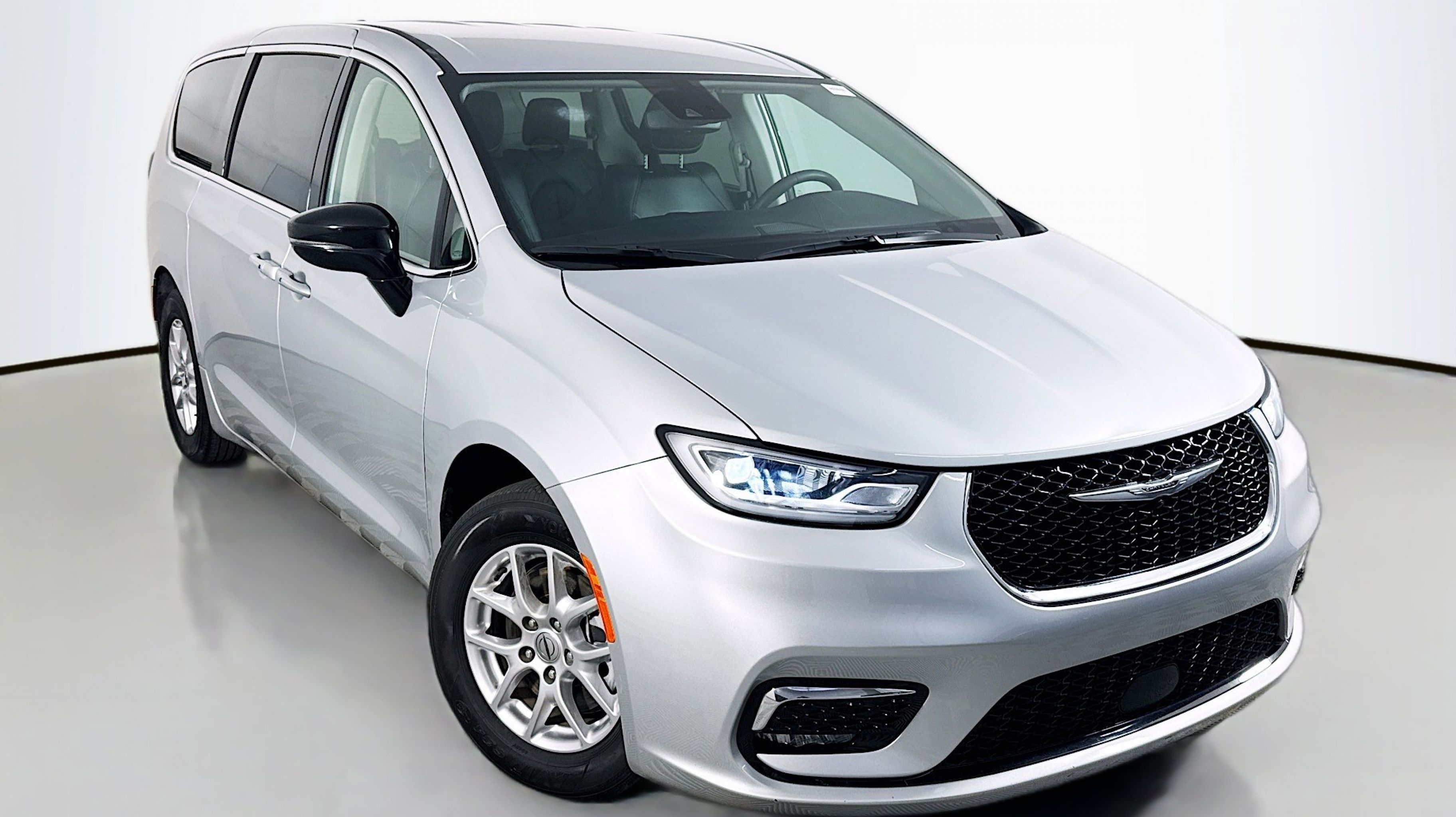 2024 Chrysler Pacifica Touring L's photo