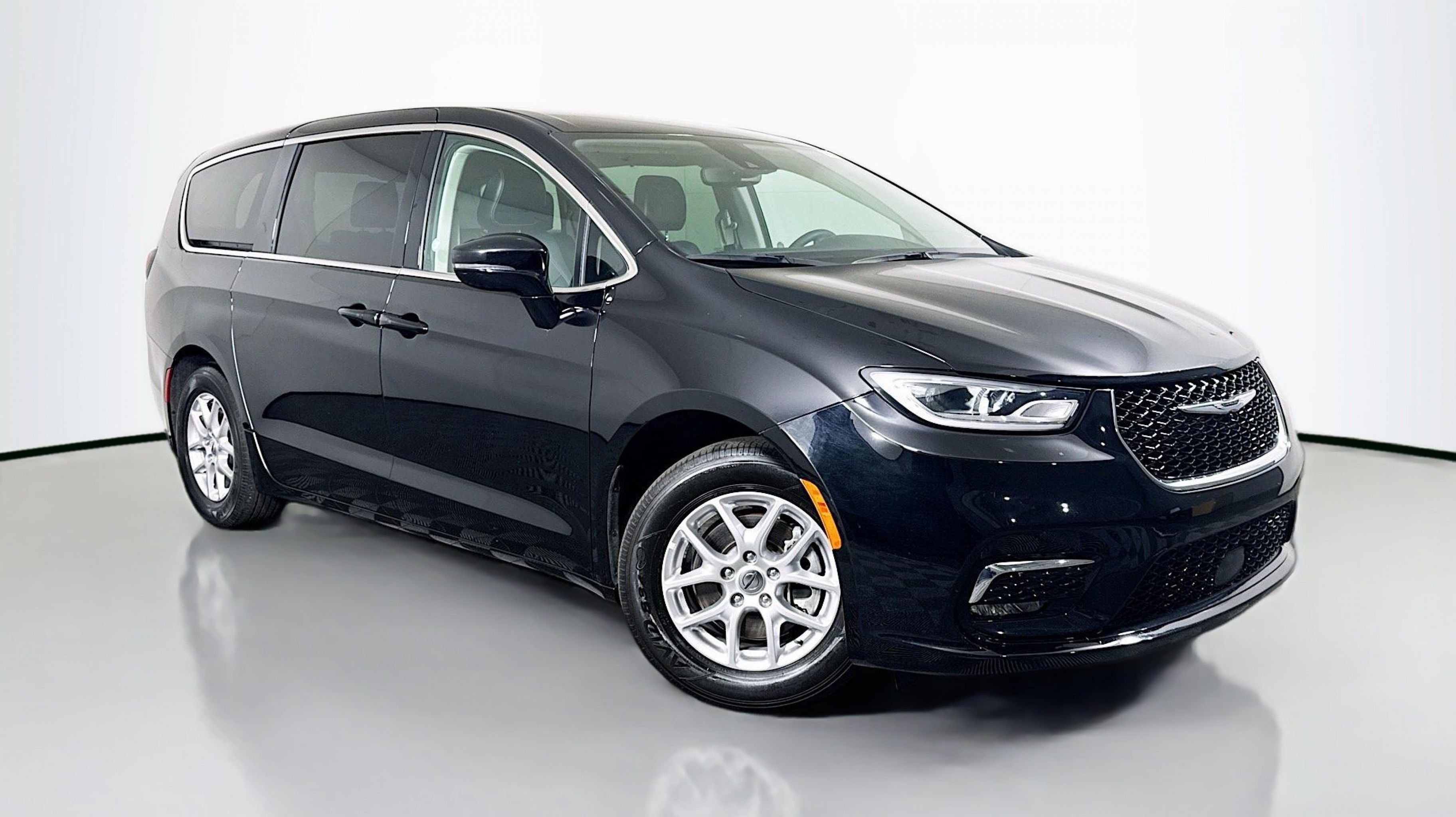 2024 Chrysler Pacifica Touring L's photo