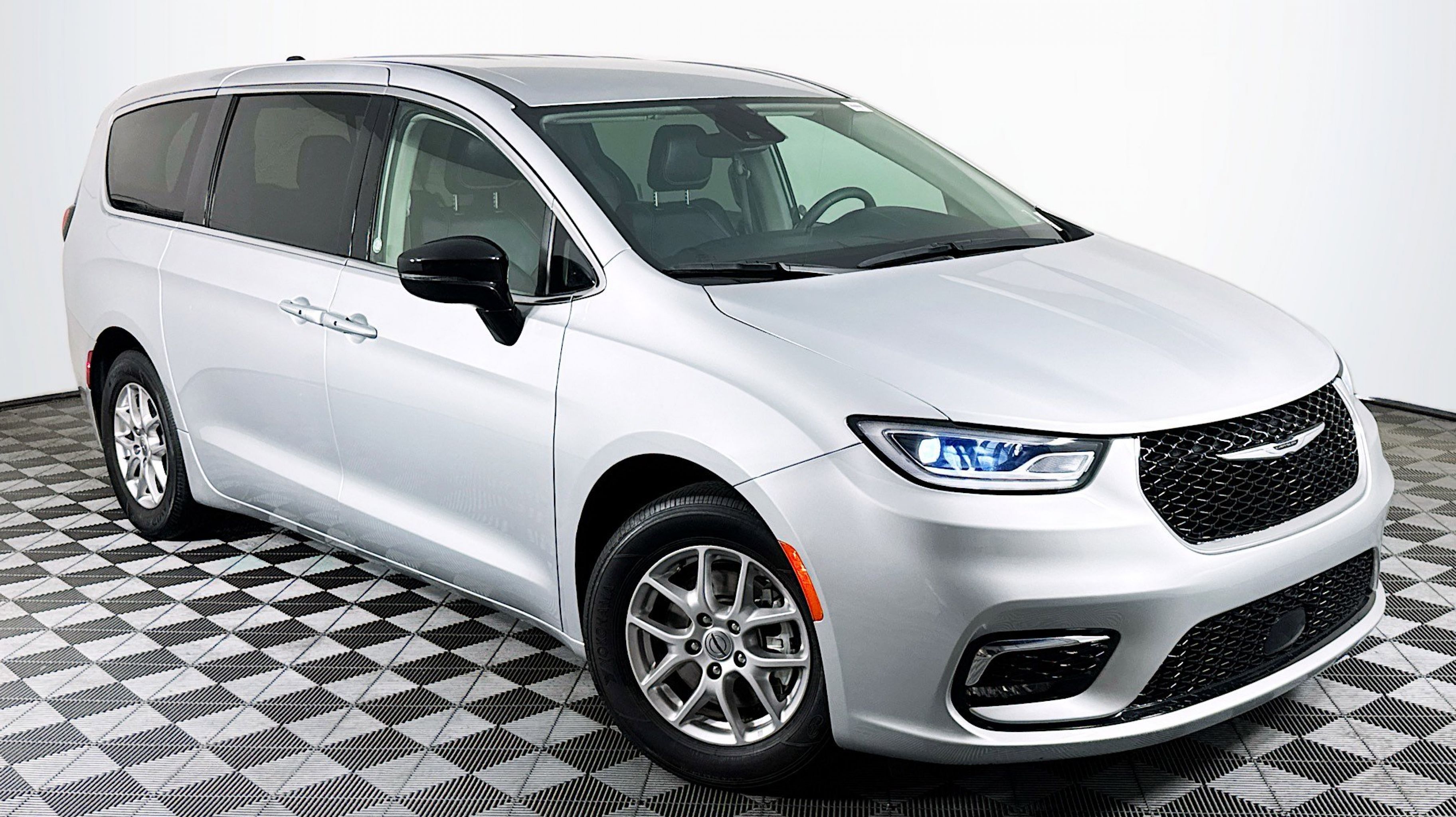 2024 Chrysler Pacifica Touring L's photo