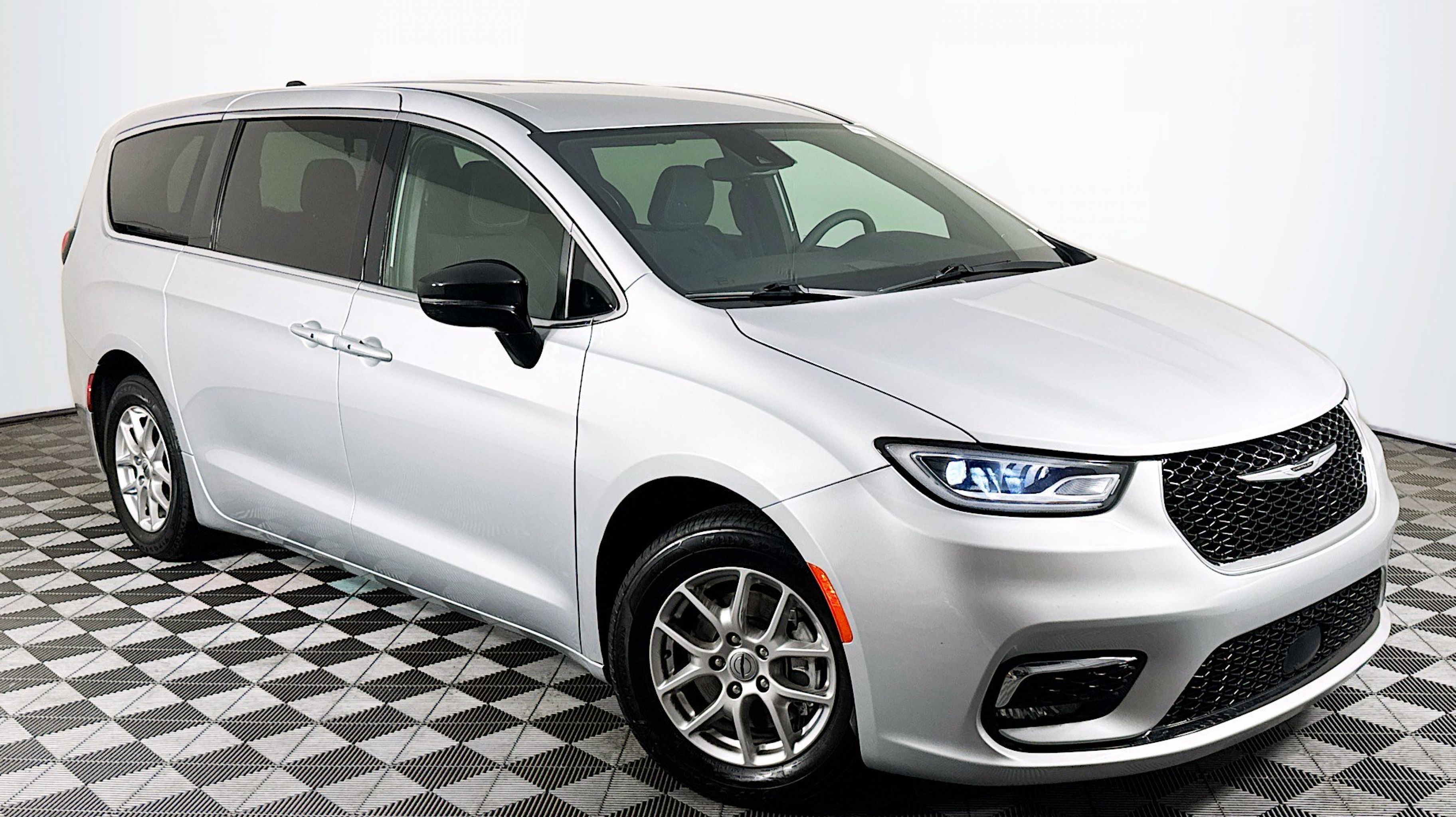 2024 Chrysler Pacifica Touring's photo