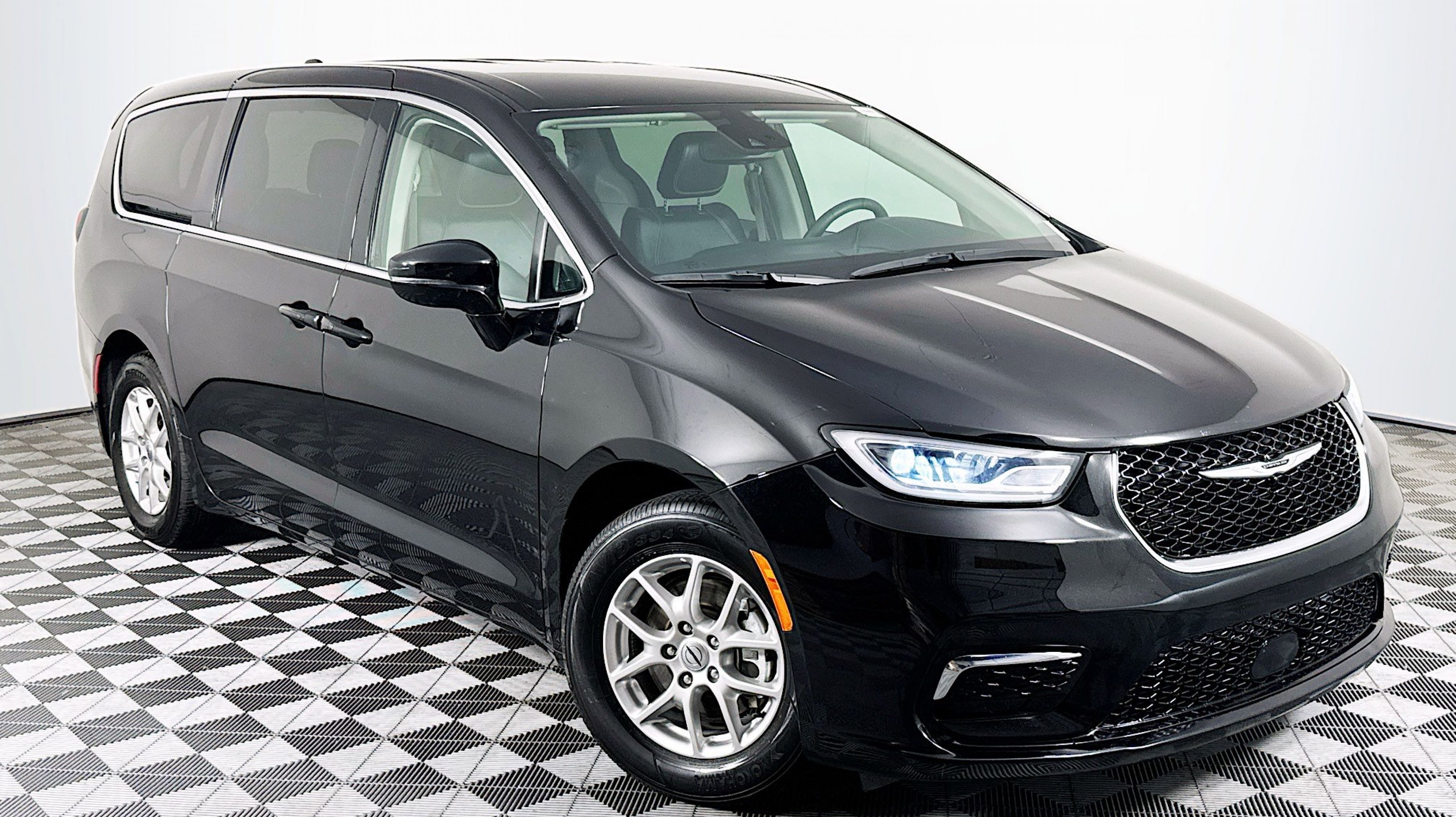 2024 Chrysler Pacifica Touring L's photo