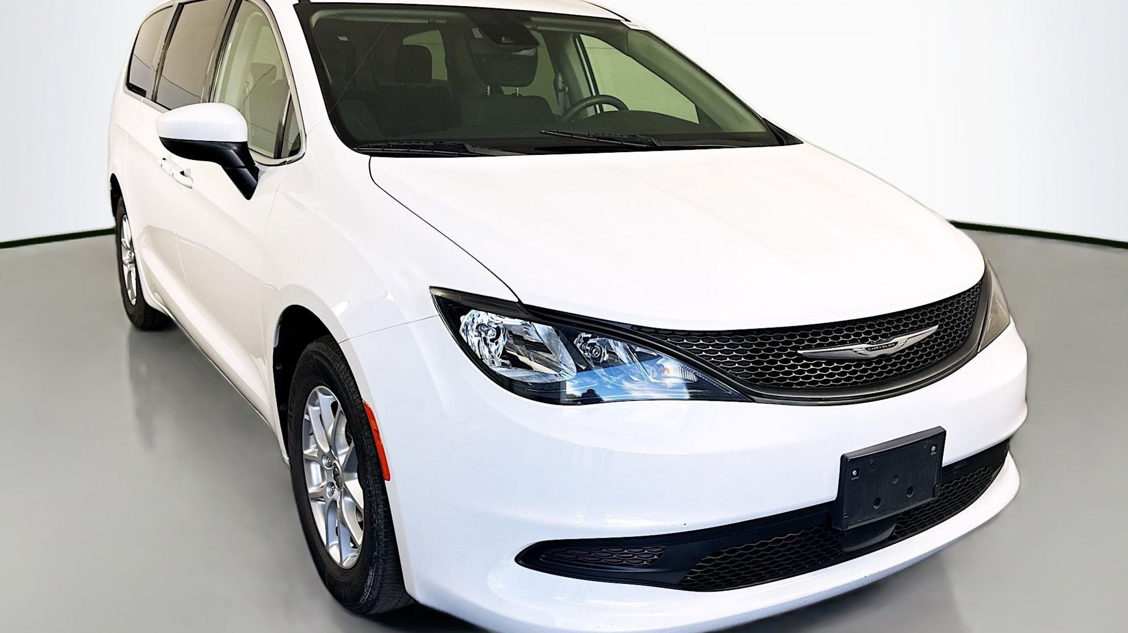 2023 Chrysler Voyager's photo